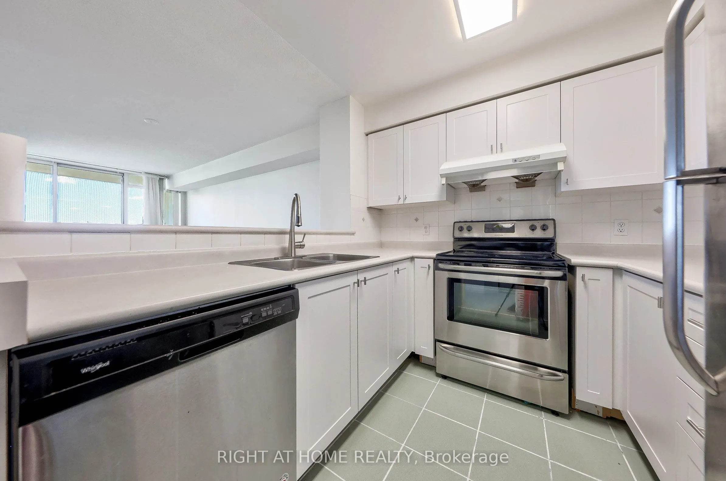 28 Pemberton Avenue #706