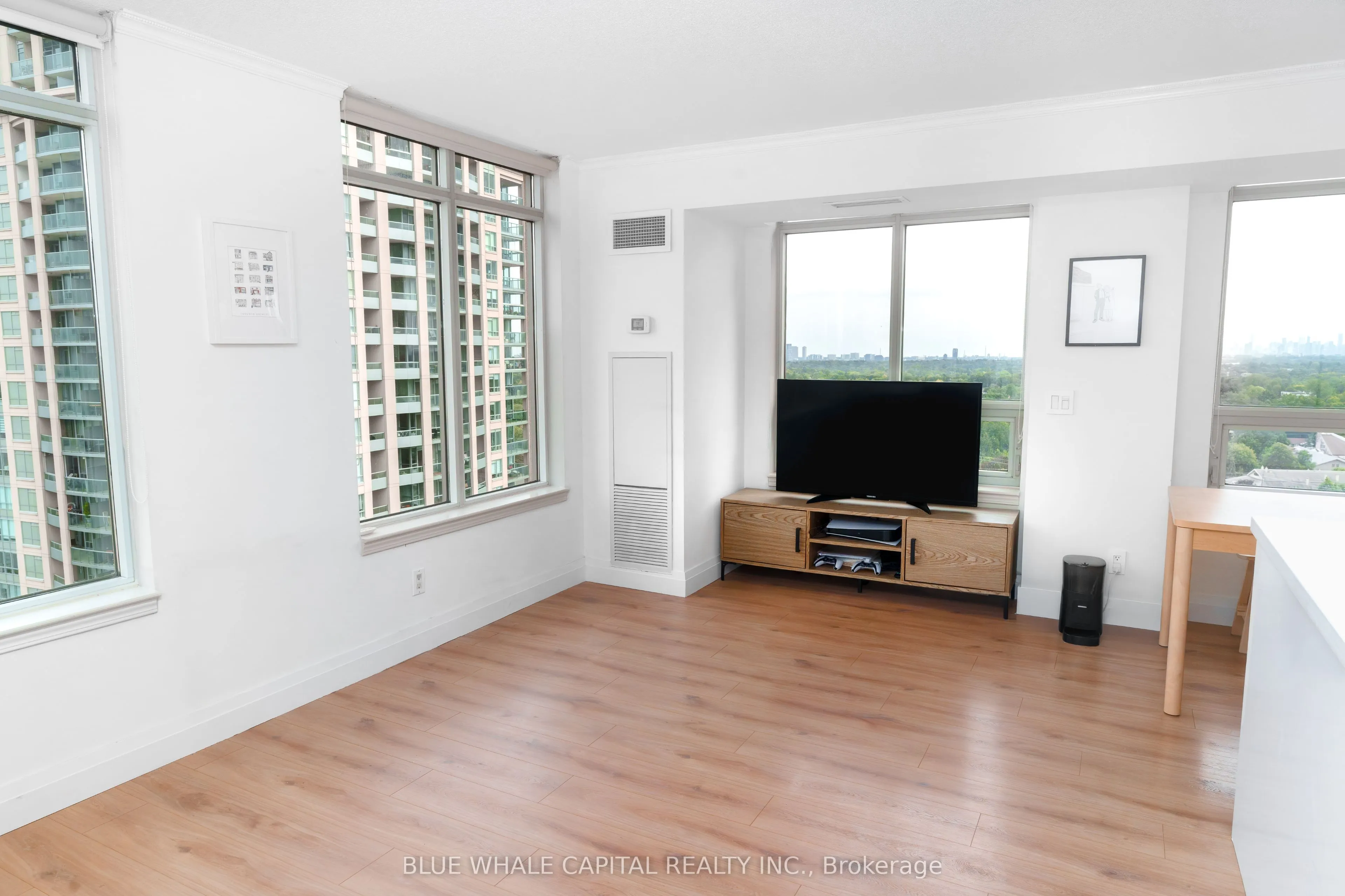 18 Kenaston Gardens #1707