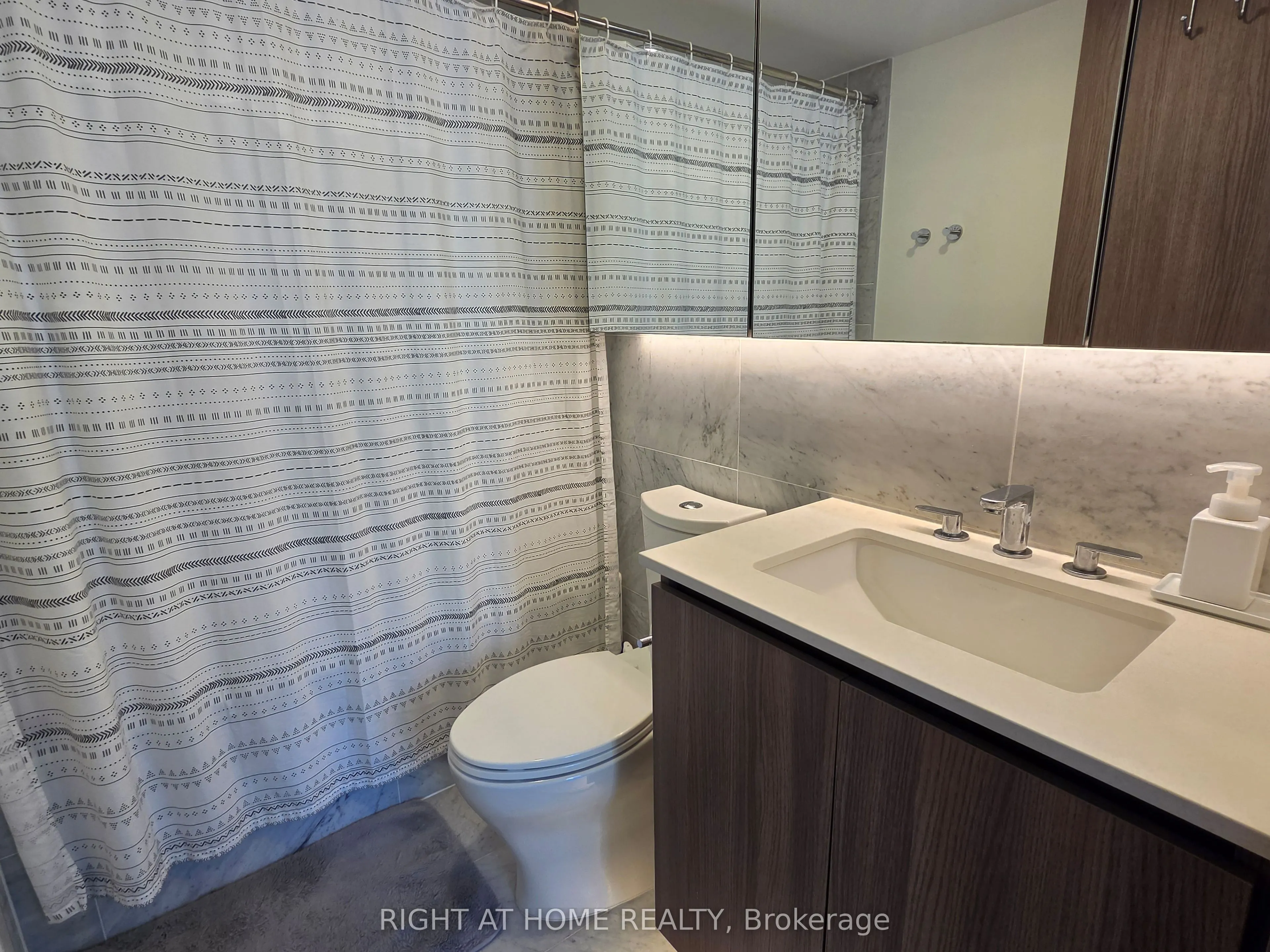 17 Bathurst Street #602