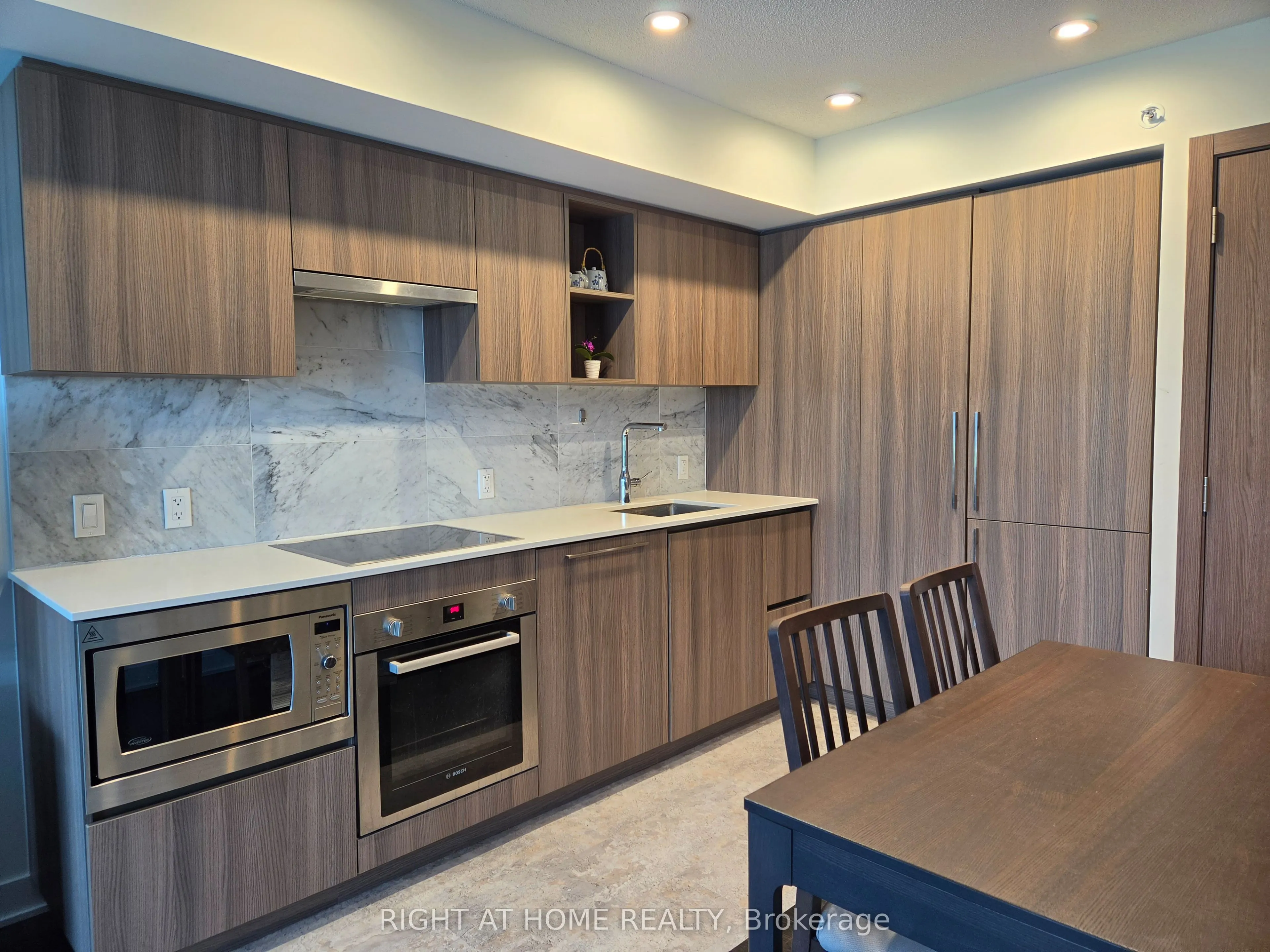 17 Bathurst Street #602