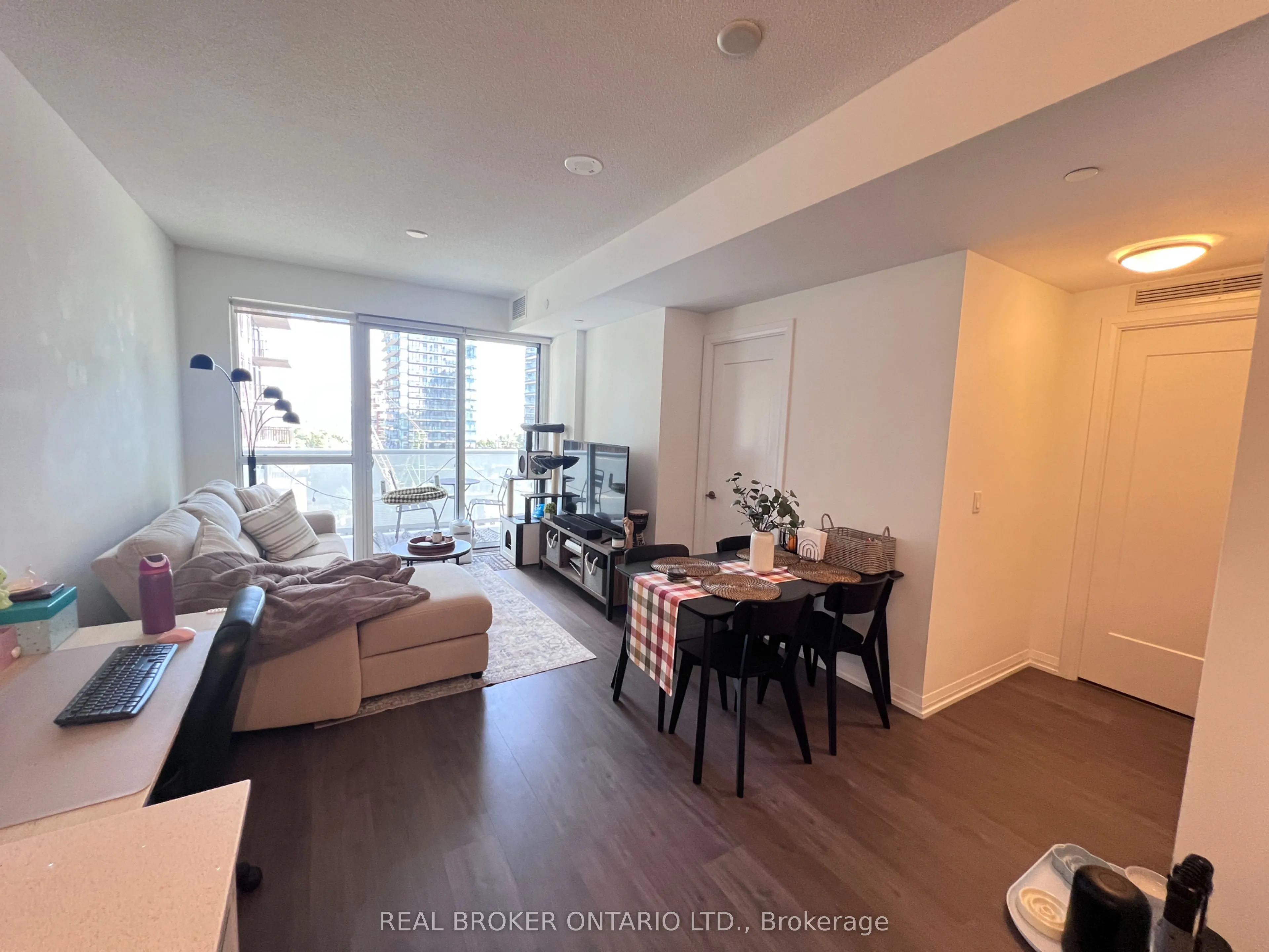 101 Erskine Avenue #1207
