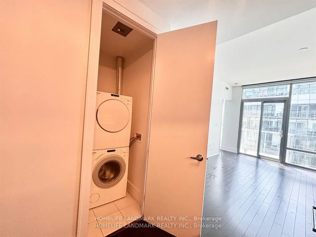 39 Queens Quay E #1029