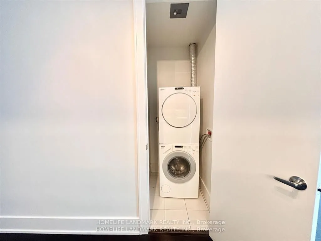 39 Queens Quay E #1029