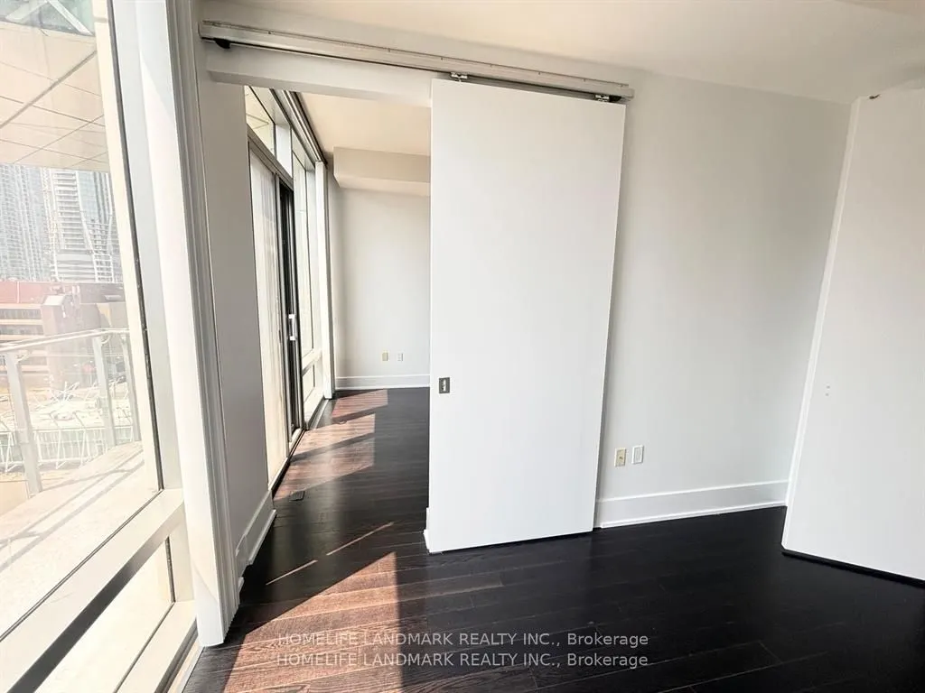 39 Queens Quay E #1029