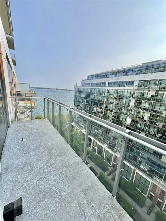 39 Queens Quay E #1029