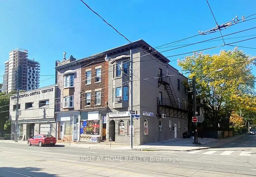 852 Bathurst Street