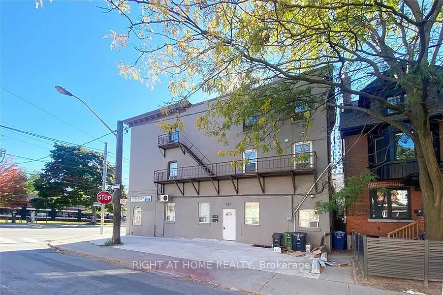 852 Bathurst Street