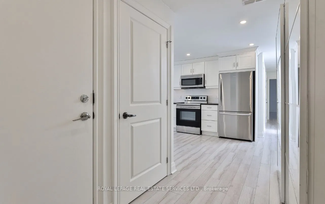 995 Bloor Street W