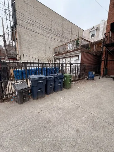 995 Bloor Street W