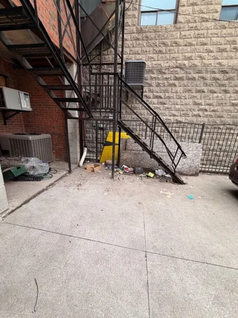 995 Bloor Street W