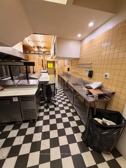 995 Bloor Street W