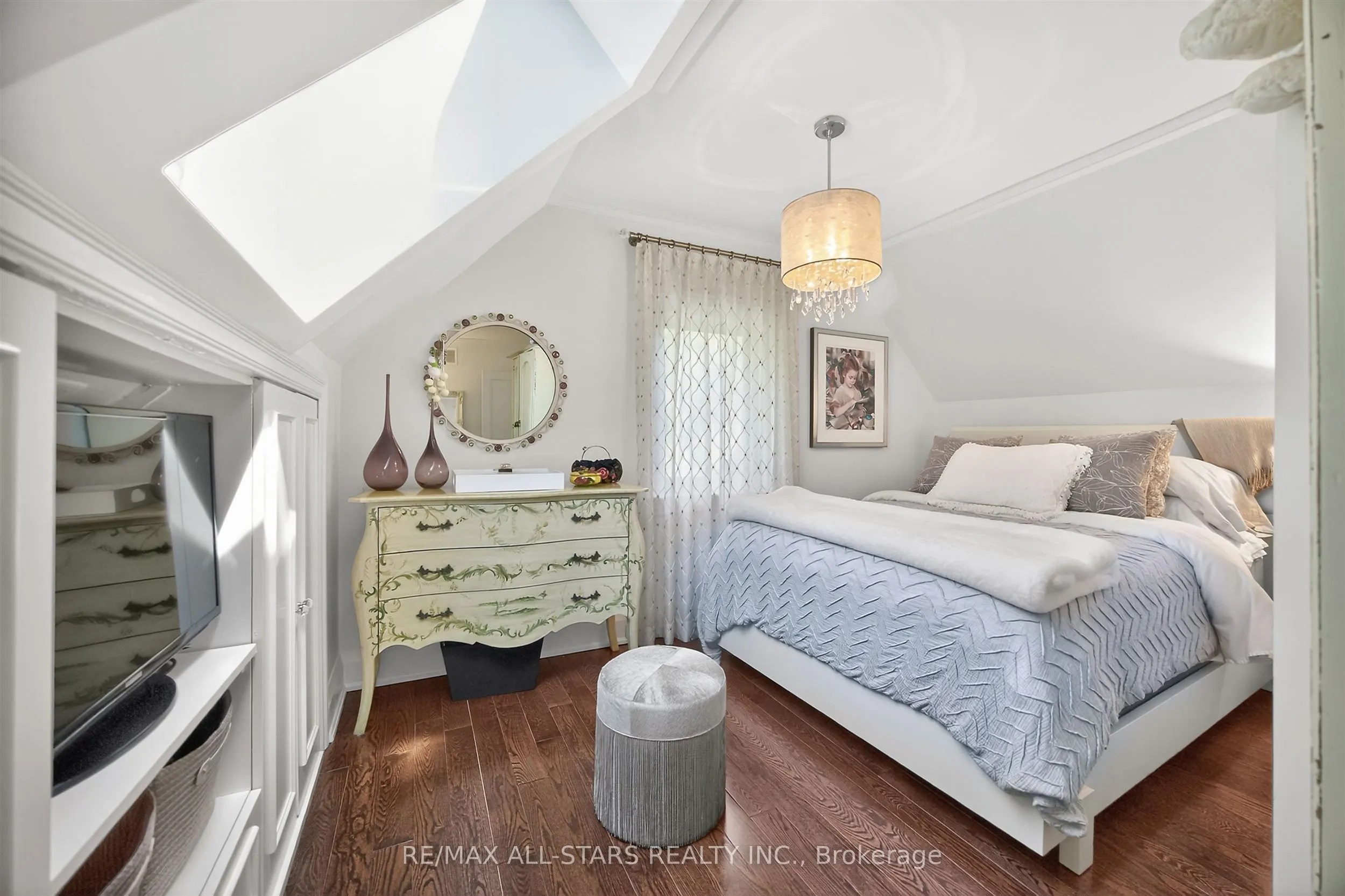 30 Edgewood Crescent