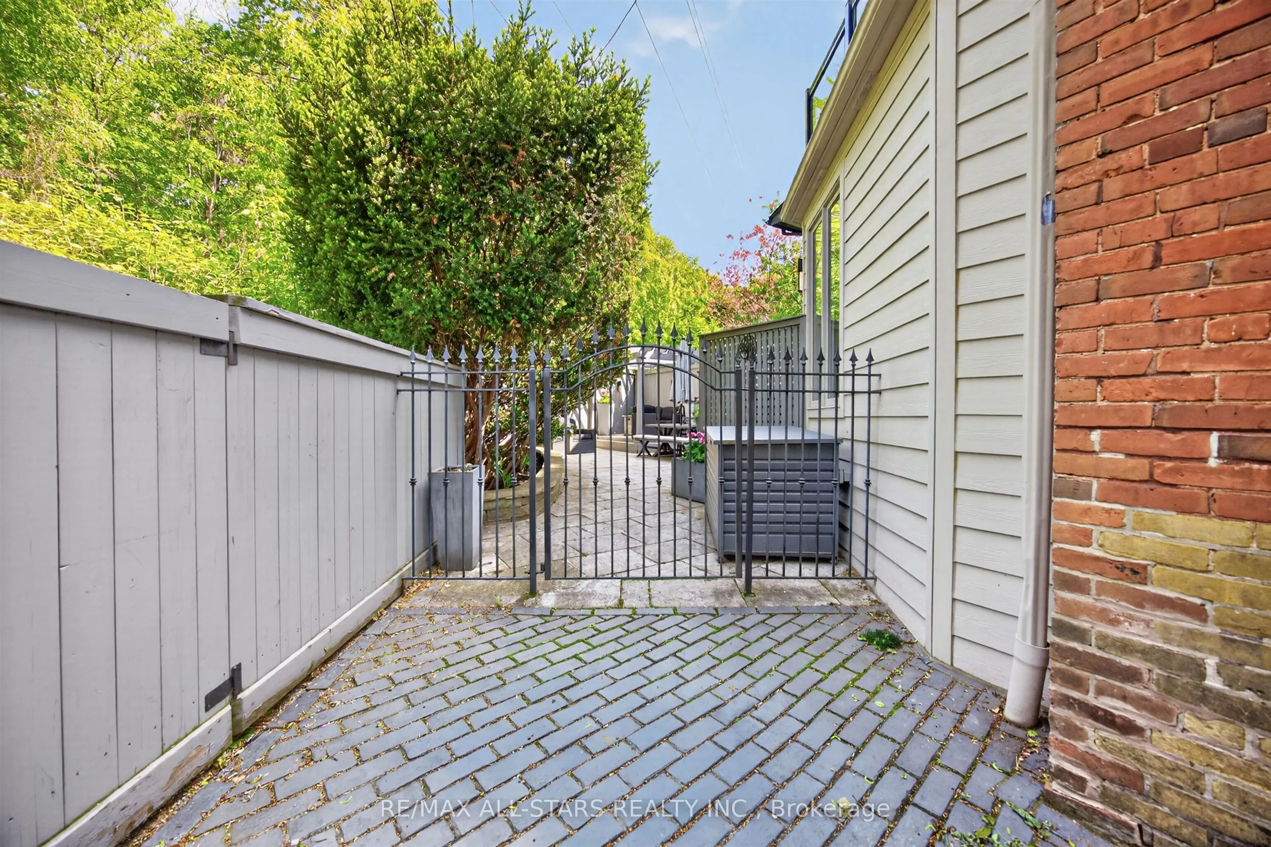 30 Edgewood Crescent