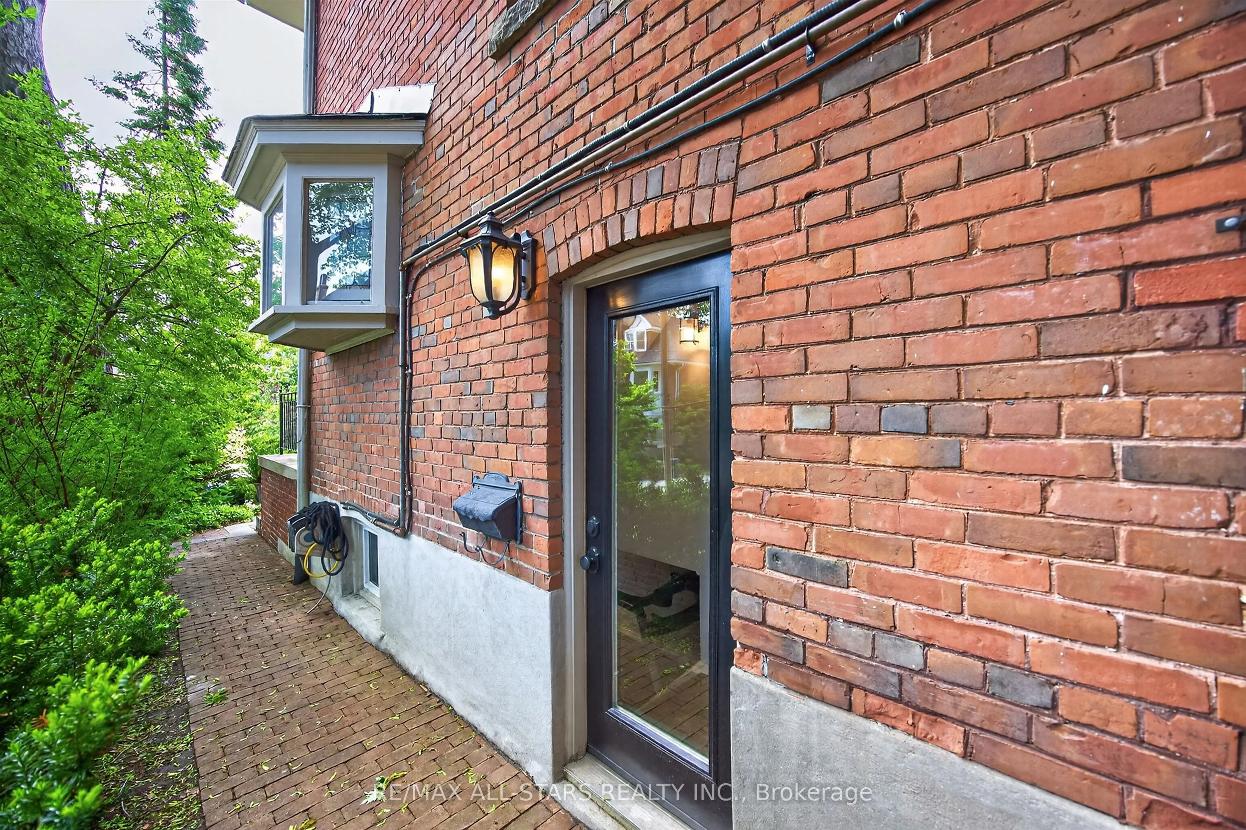 30 Edgewood Crescent