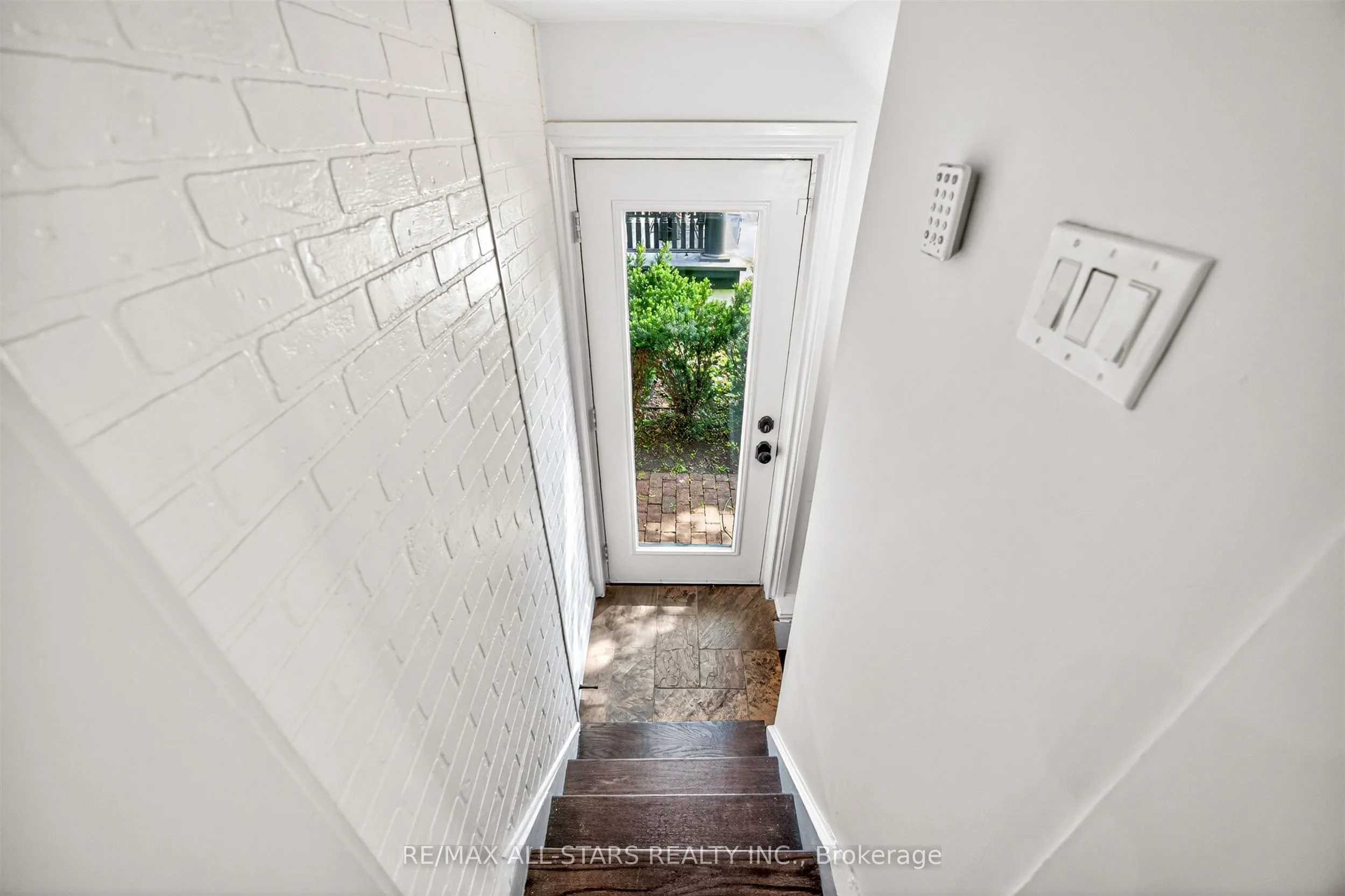 30 Edgewood Crescent
