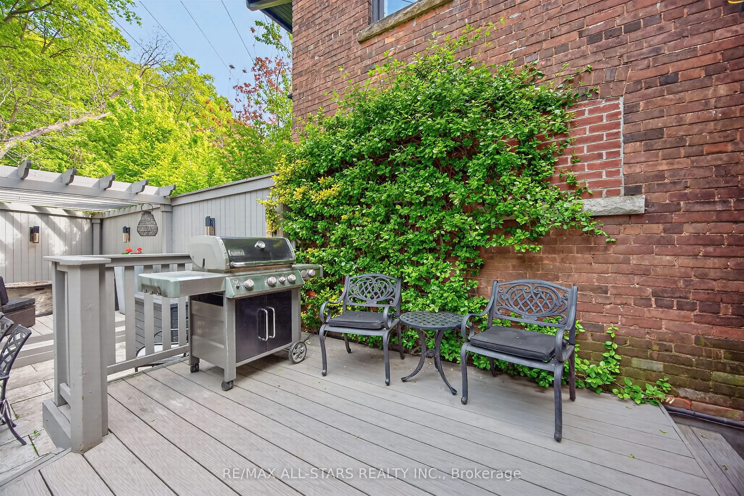 30 Edgewood Crescent