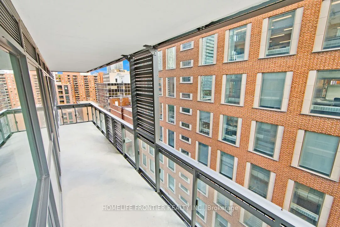 39 Roehampton Avenue #704