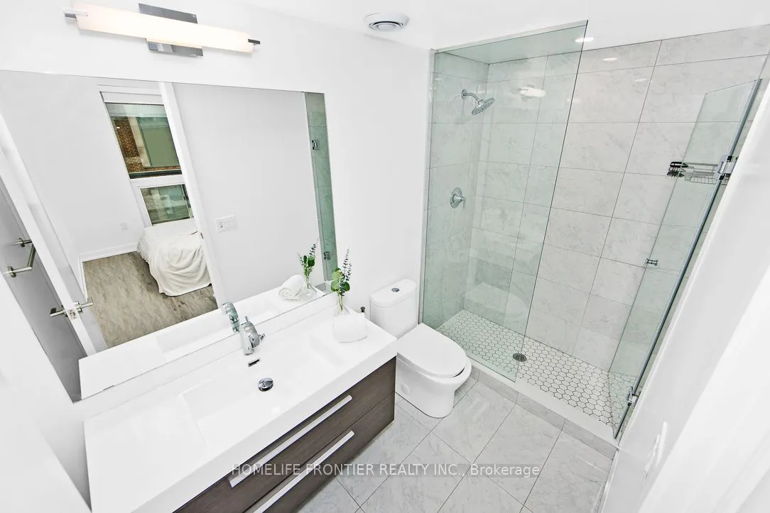 39 Roehampton Avenue #704