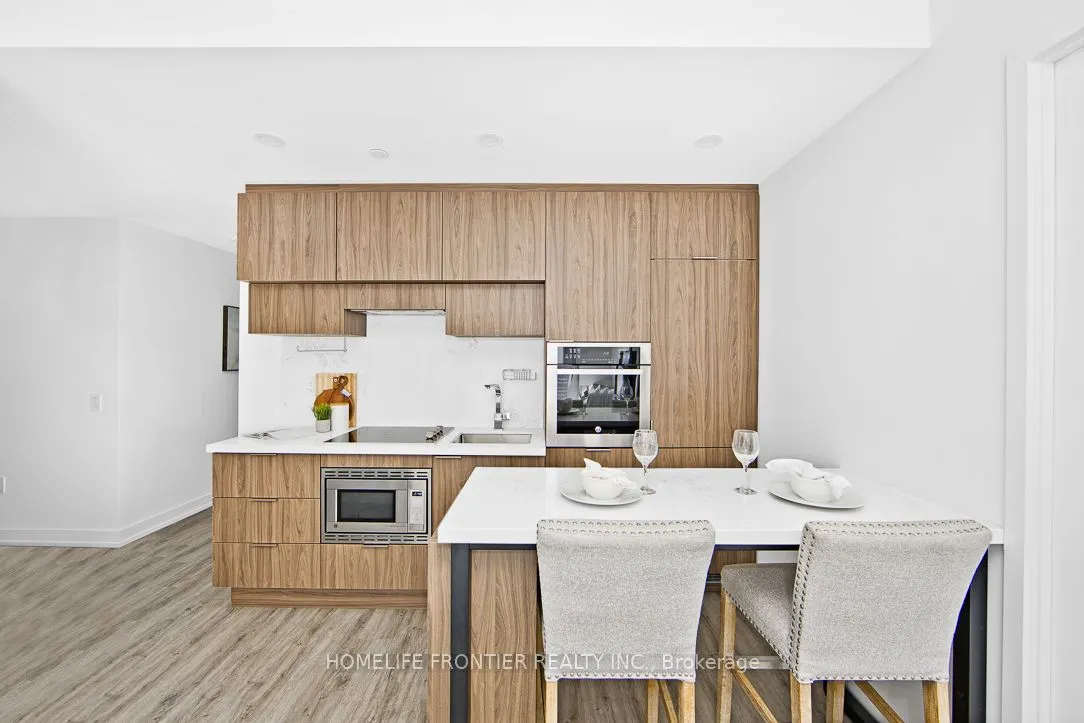 39 Roehampton Avenue #704