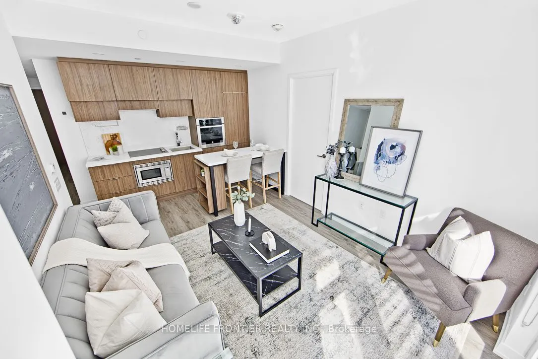 39 Roehampton Avenue #704