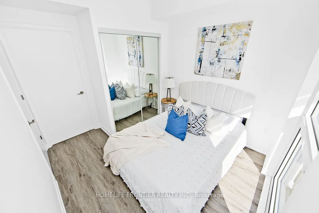 39 Roehampton Avenue #704