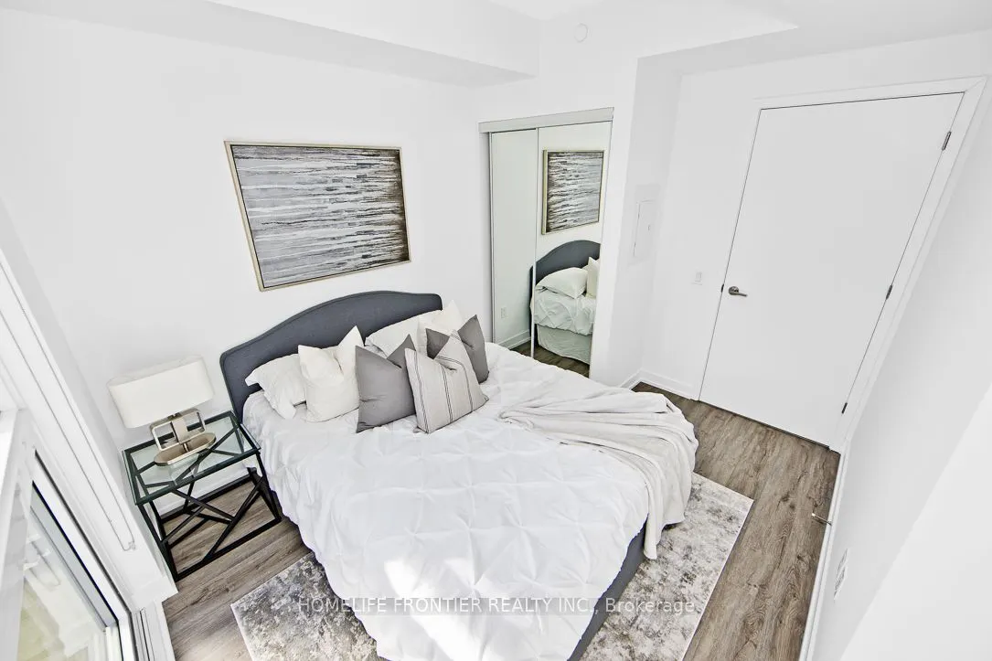 39 Roehampton Avenue #704