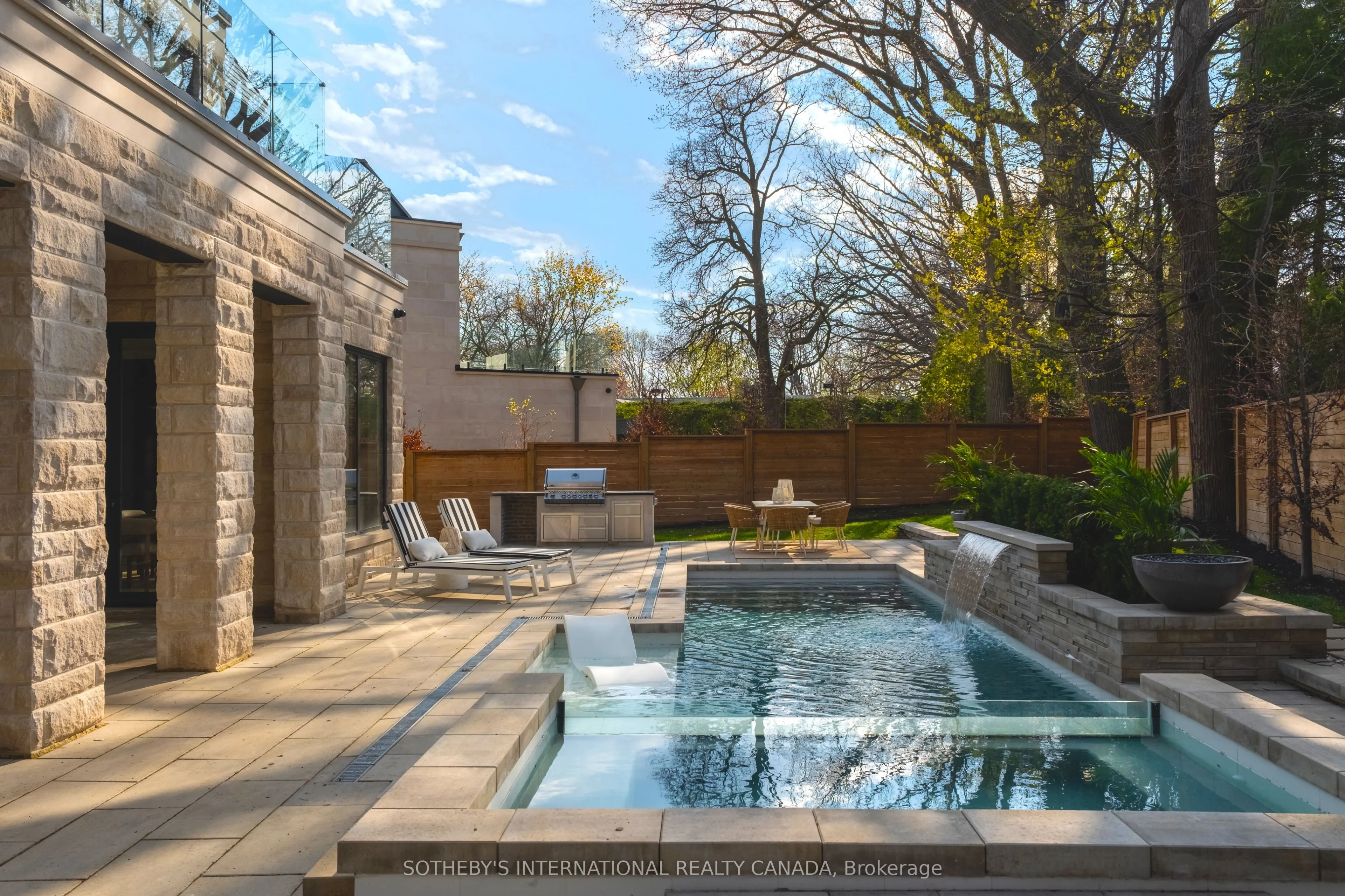 92 Arjay Crescent
