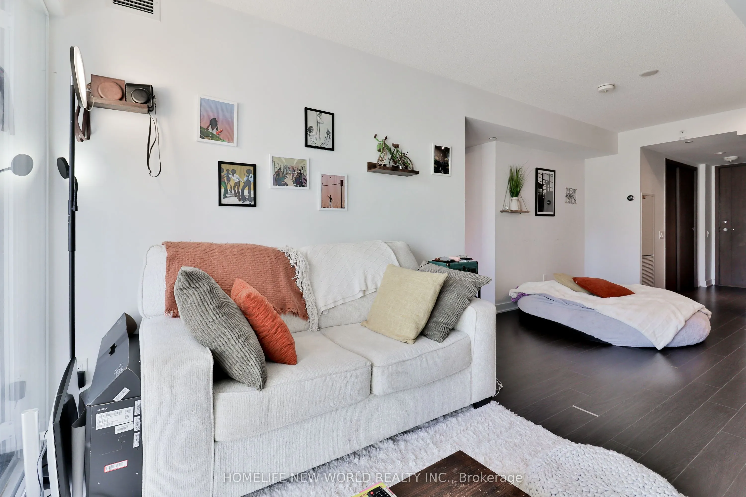 17 Bathurst Street #812