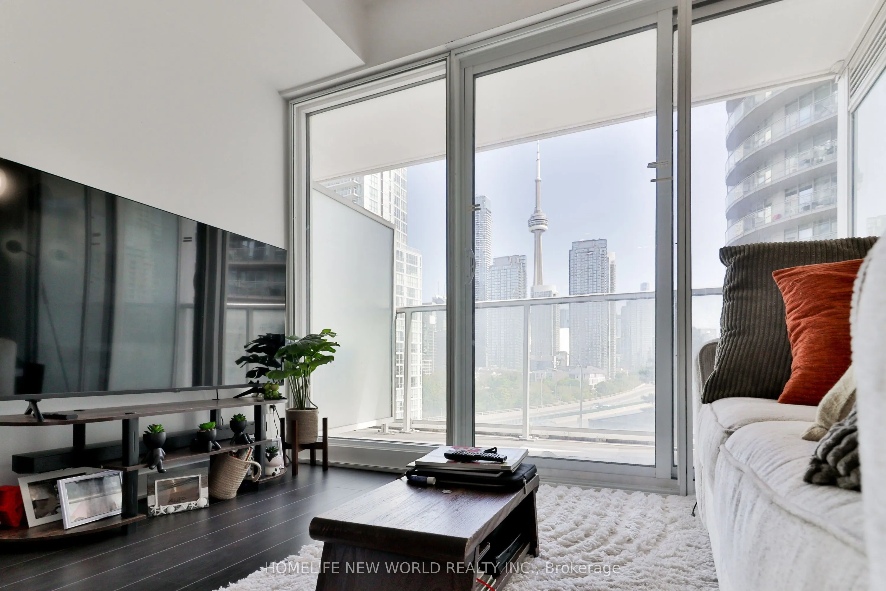 17 Bathurst Street #812