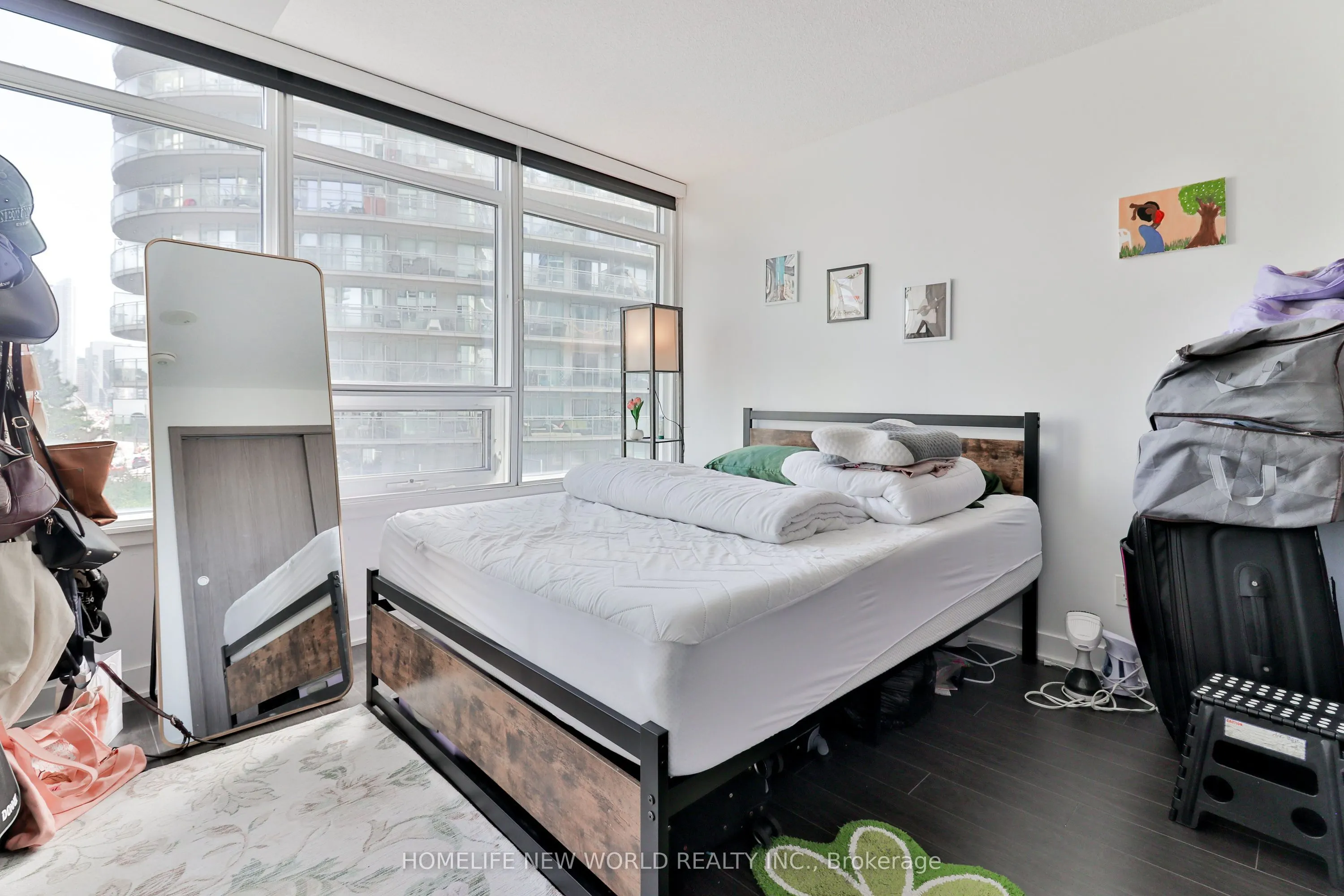 17 Bathurst Street #812