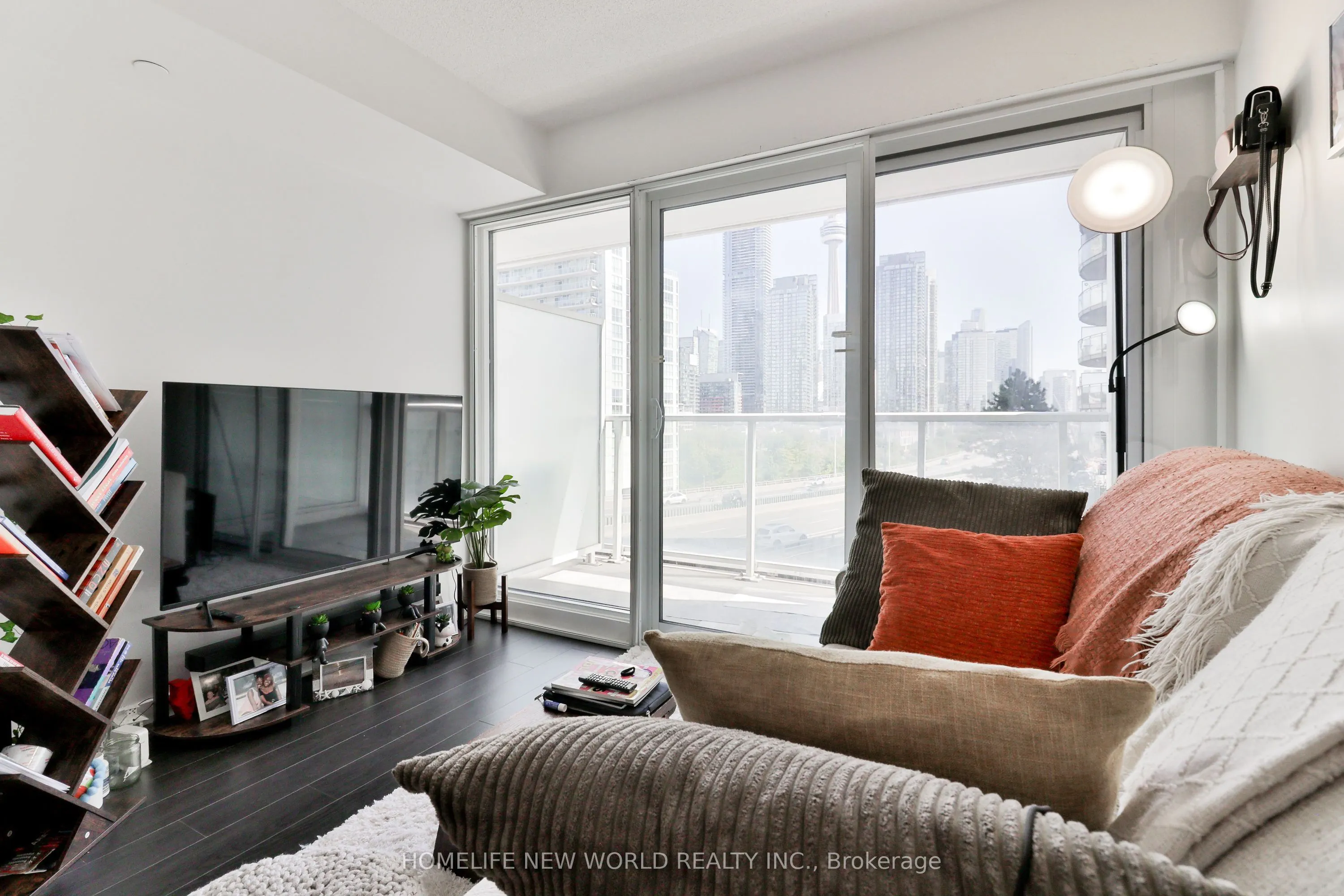 17 Bathurst Street #812