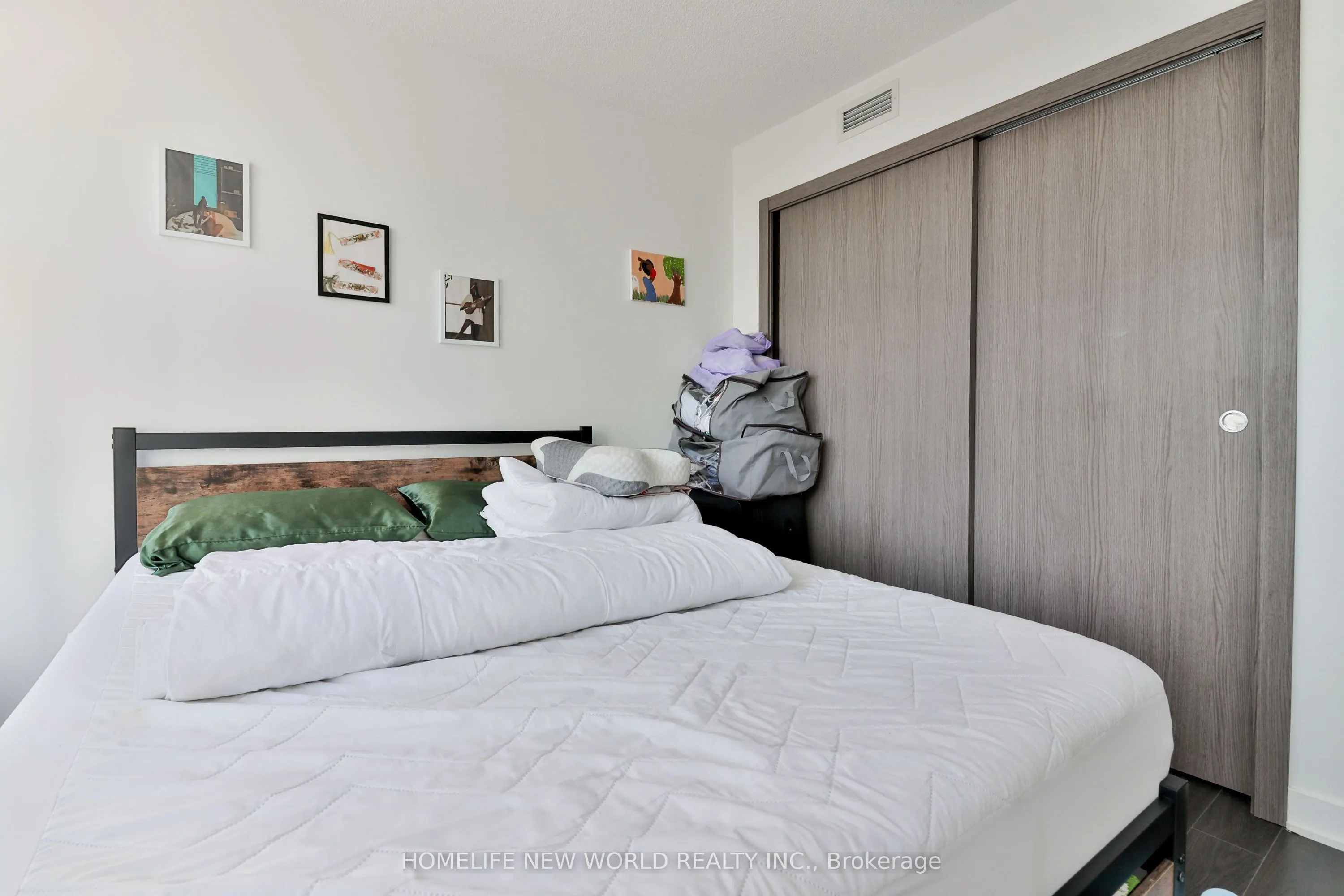 17 Bathurst Street #812