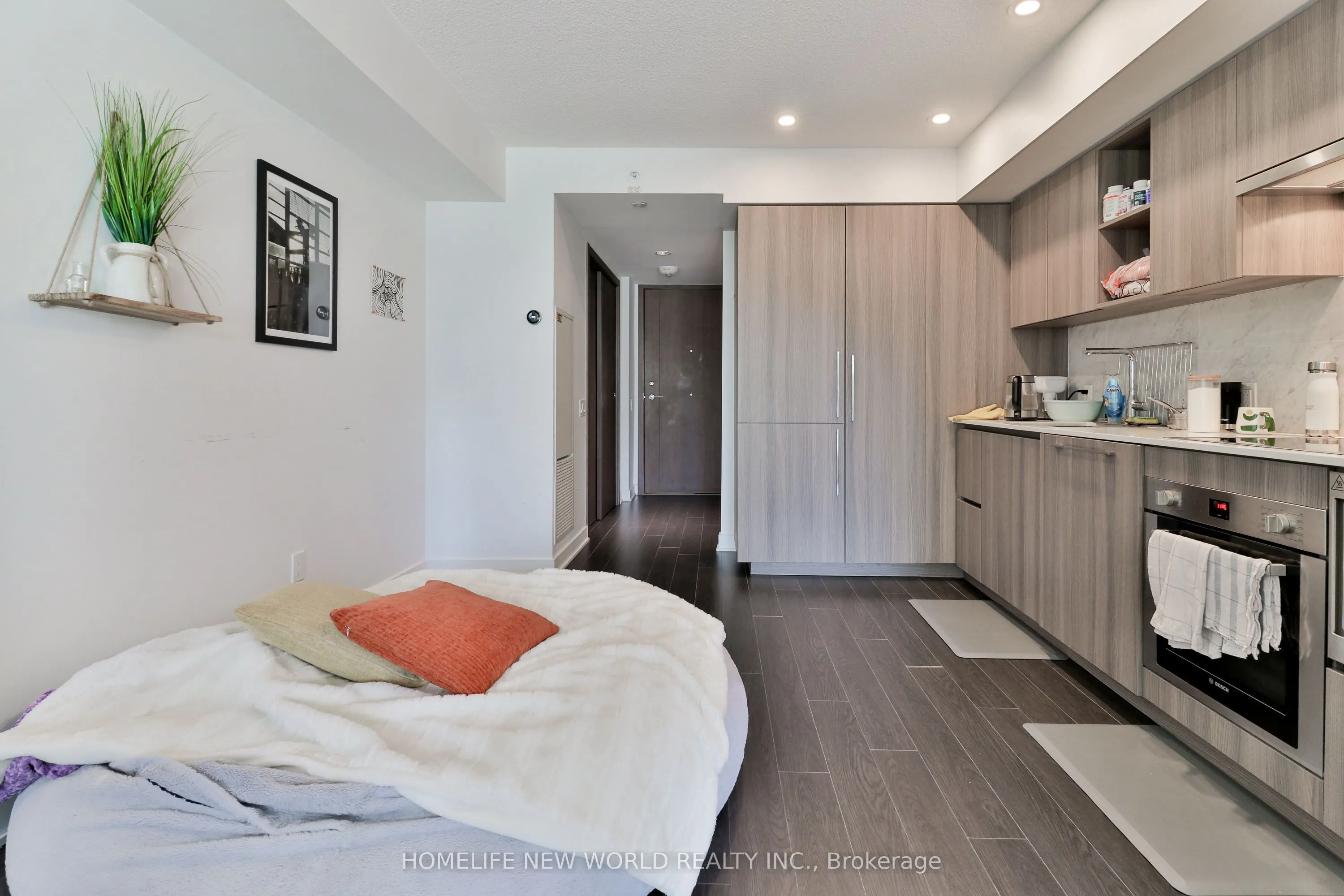 17 Bathurst Street #812