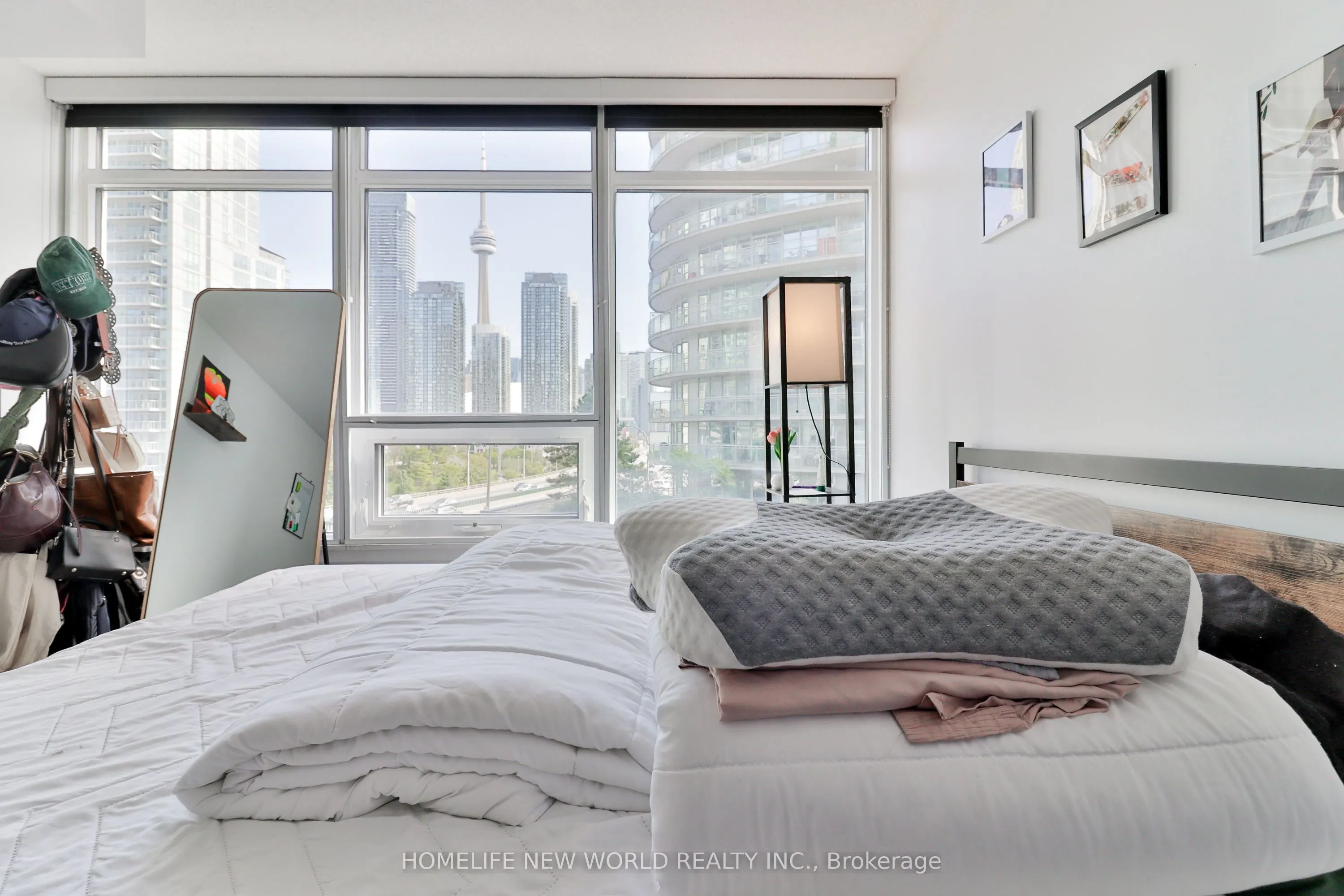 17 Bathurst Street #812