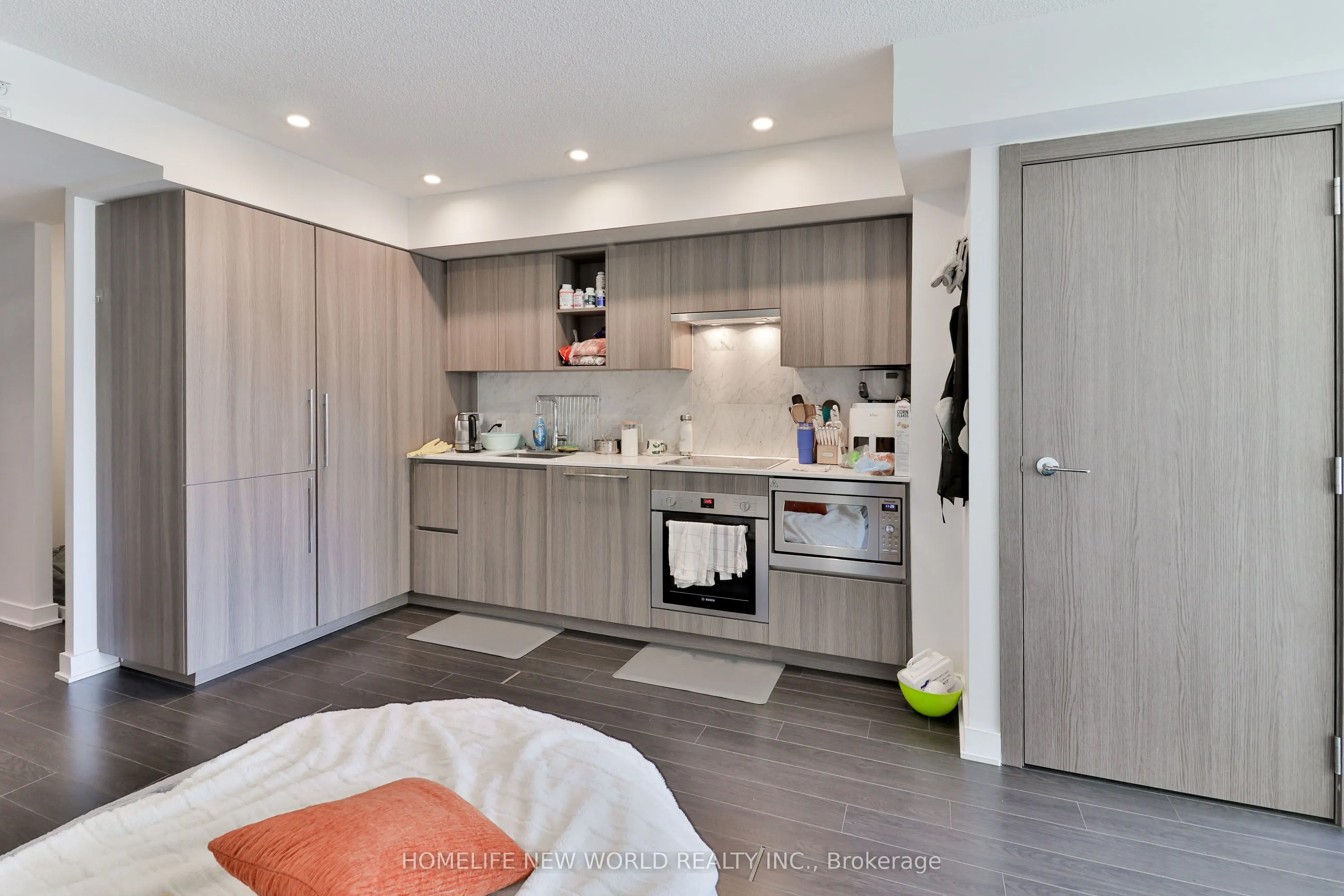 17 Bathurst Street #812