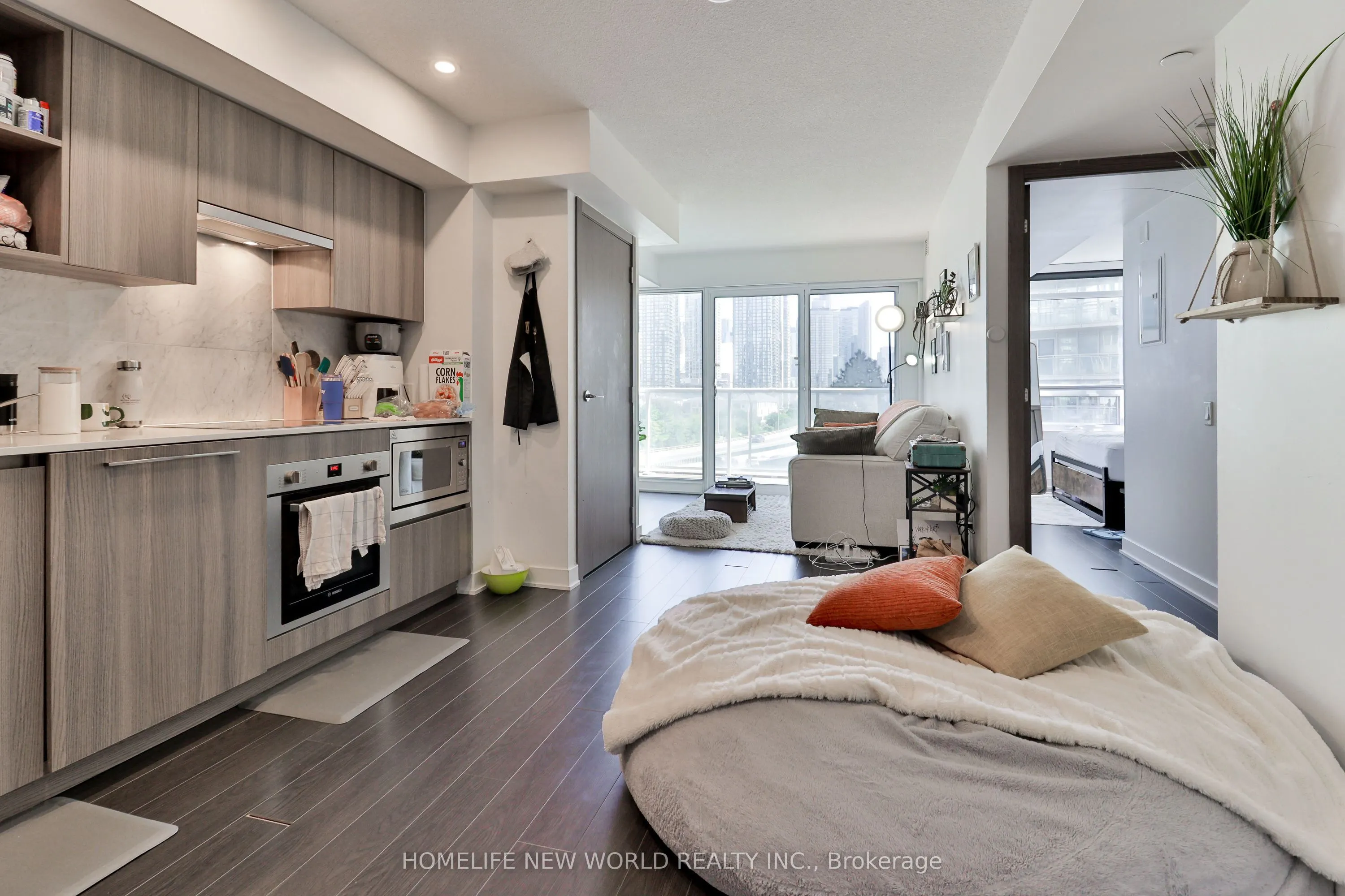 17 Bathurst Street #812