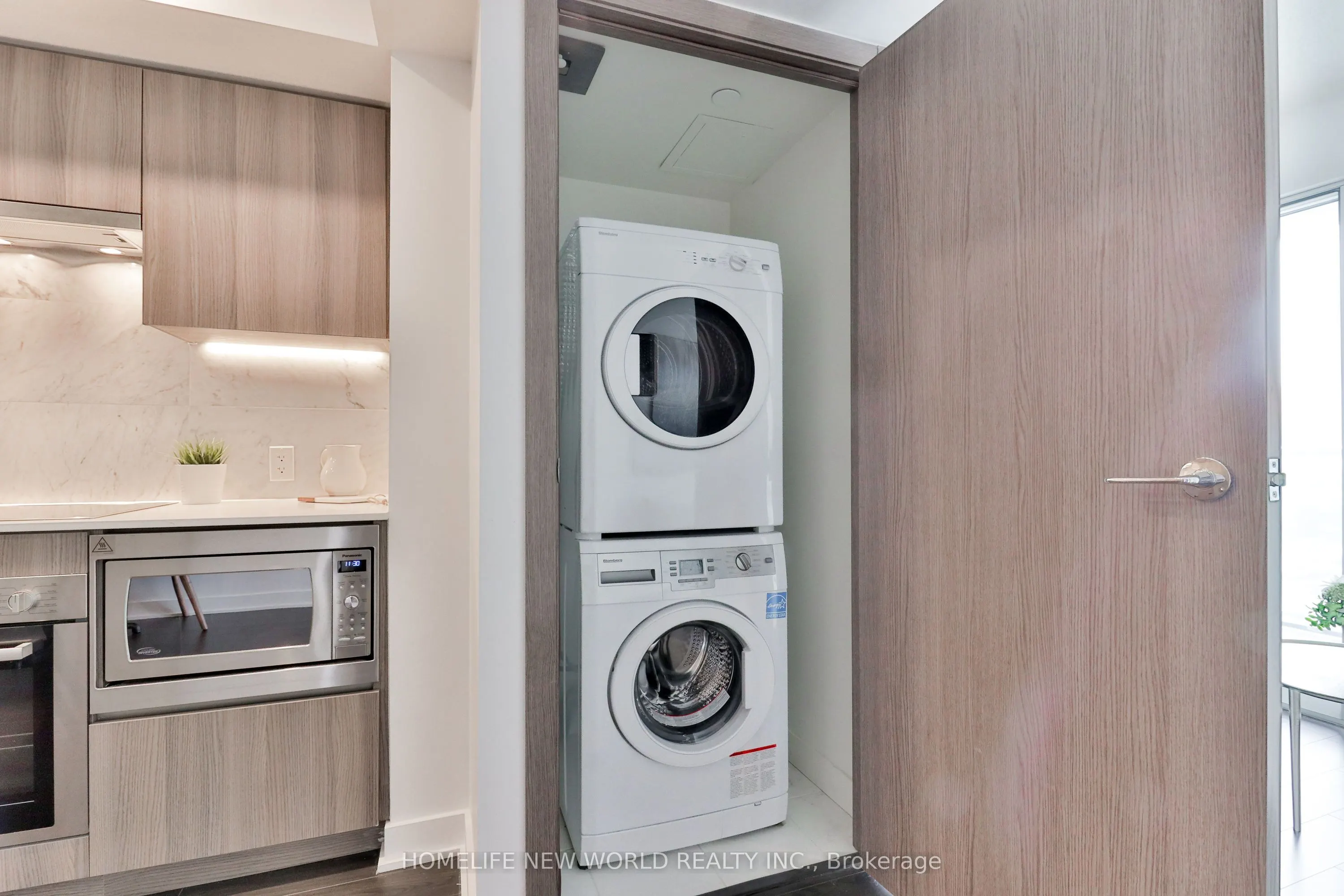 17 Bathurst Street #812