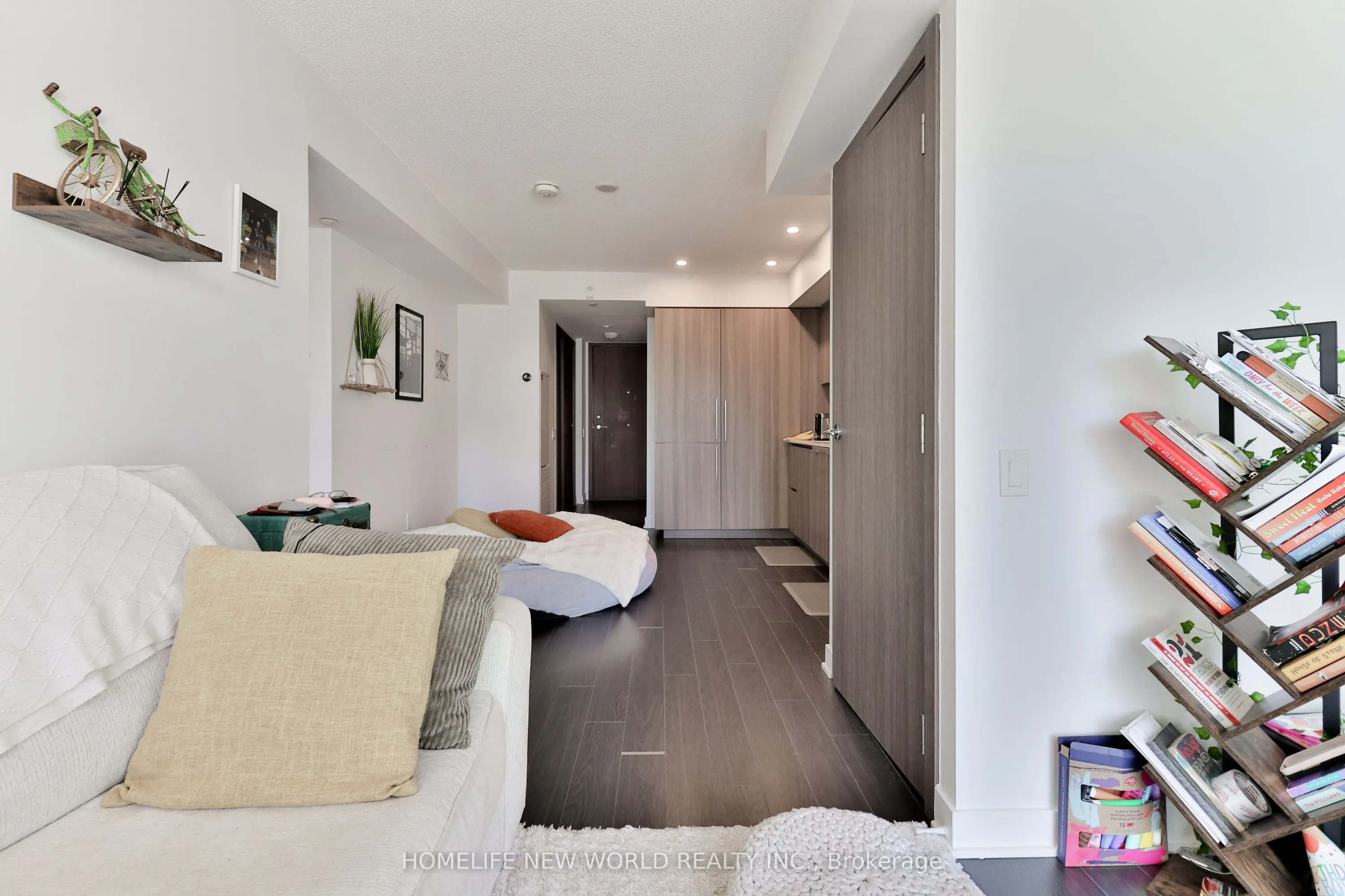 17 Bathurst Street #812