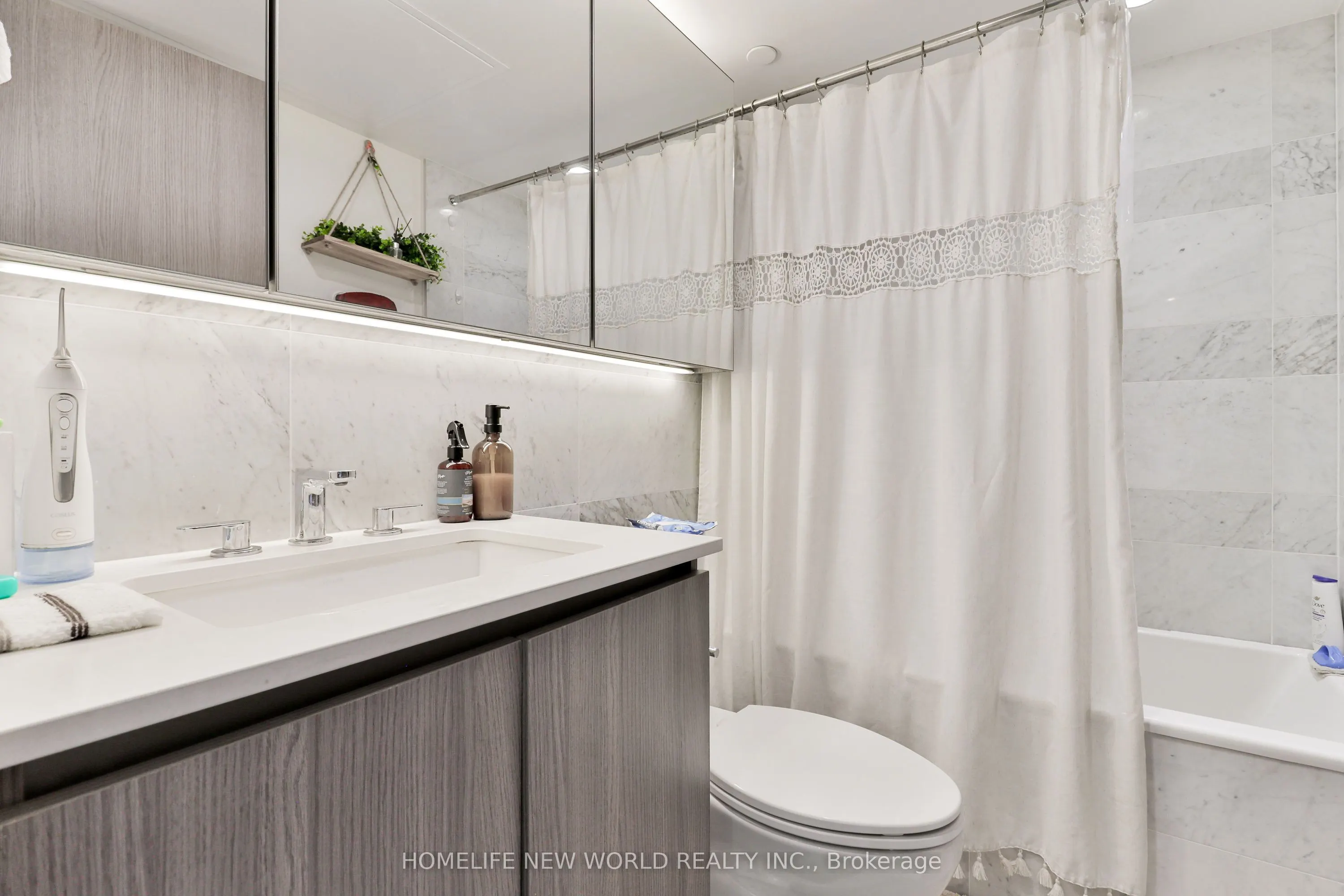 17 Bathurst Street #812