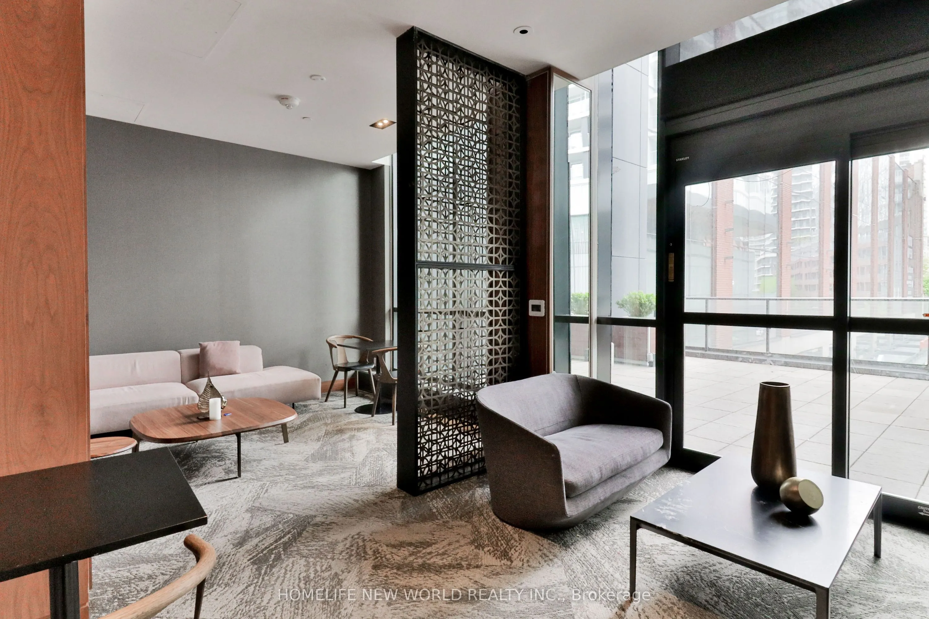 17 Bathurst Street #812