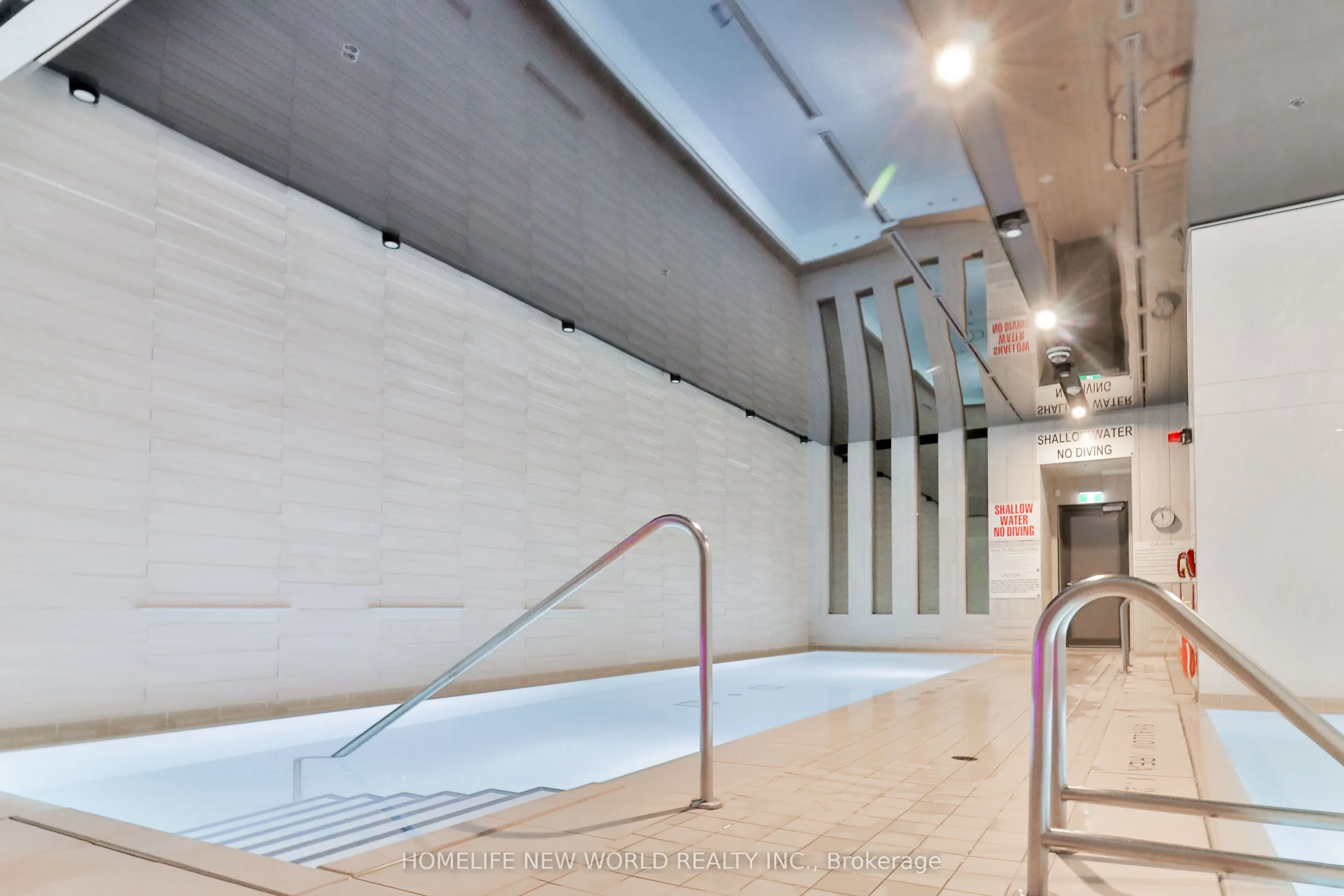 17 Bathurst Street #812