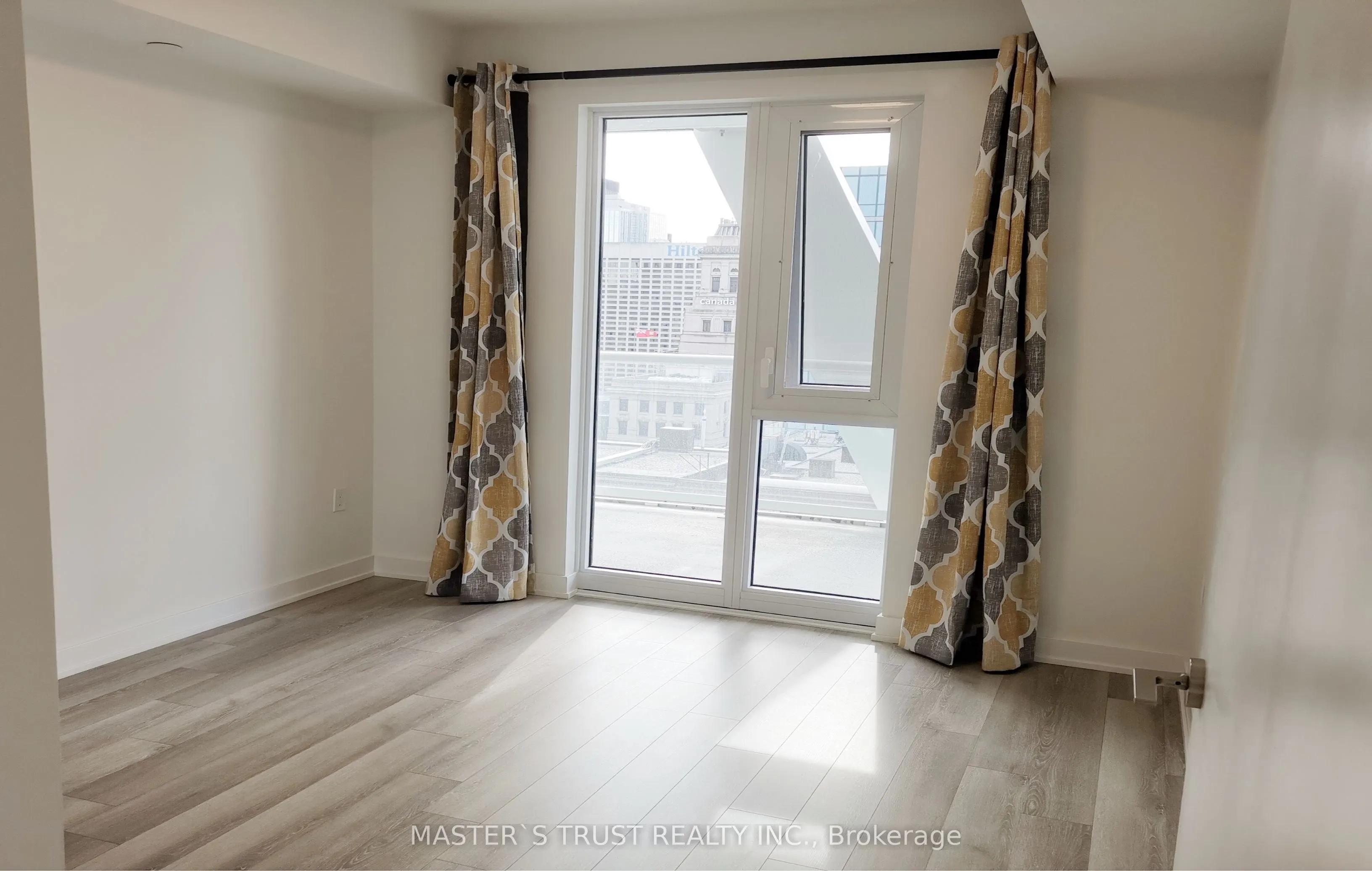 230 Simcoe Street S #1916