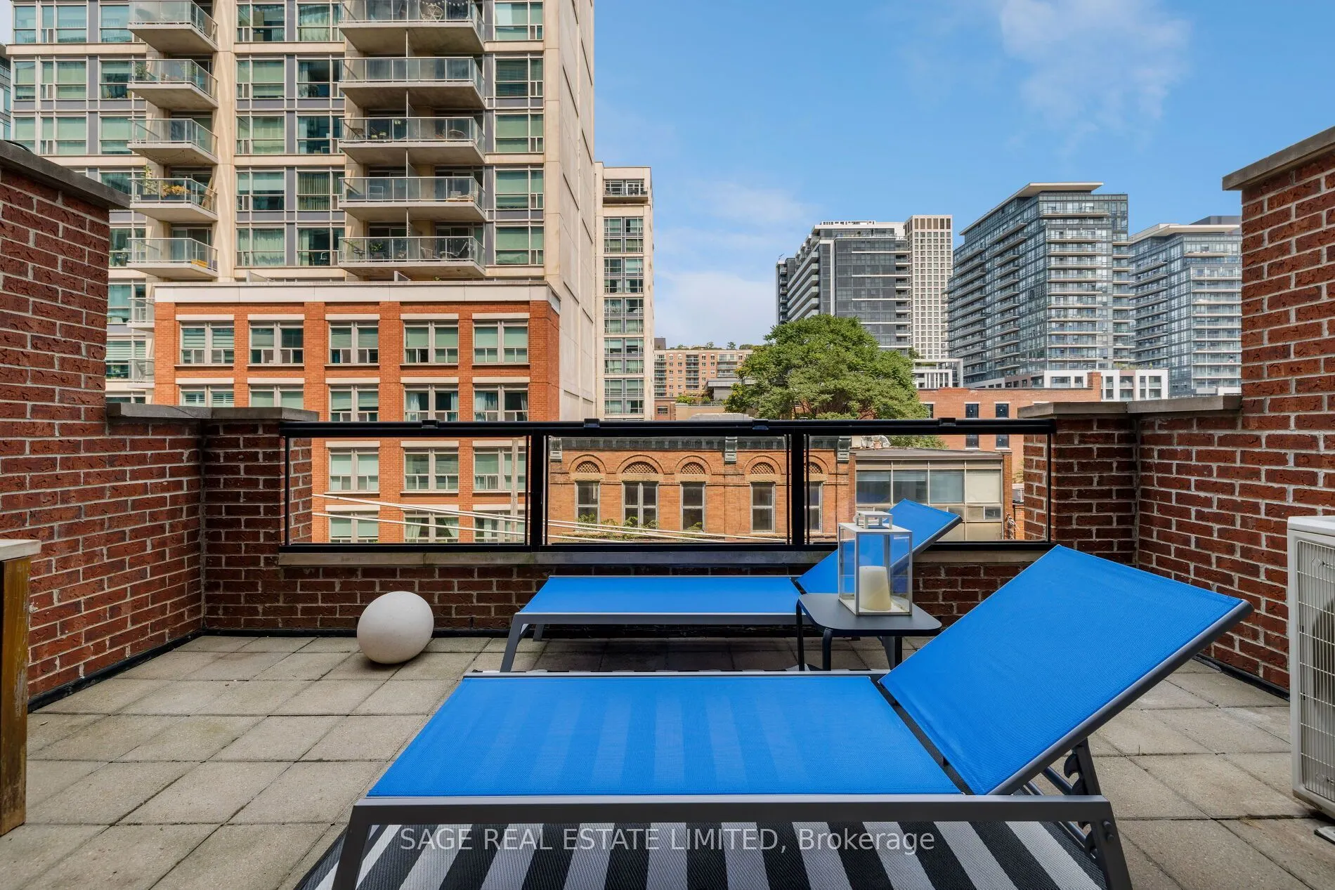 261 King Street E #402
