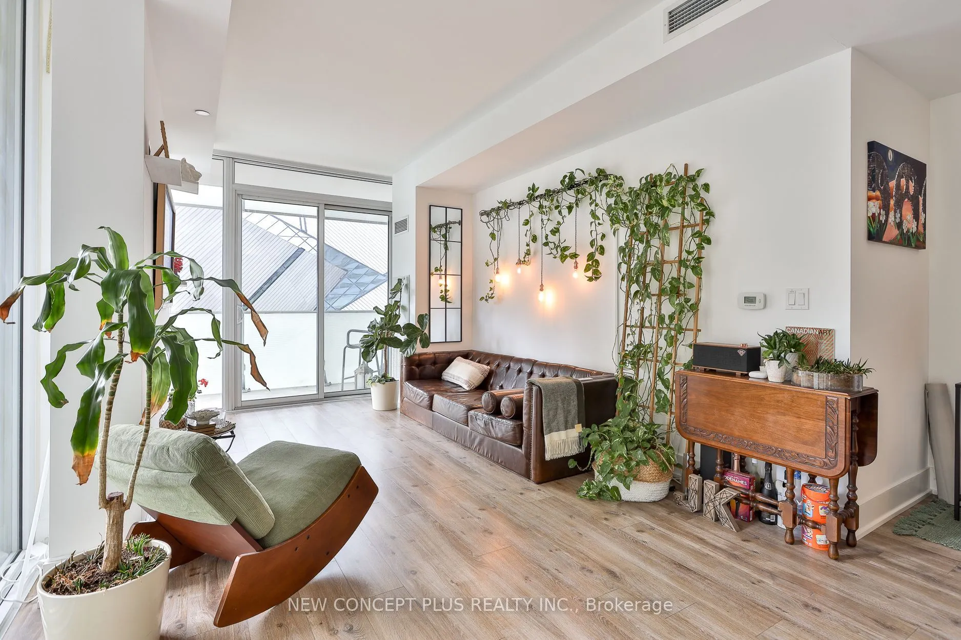 200 Bloor Street W #405