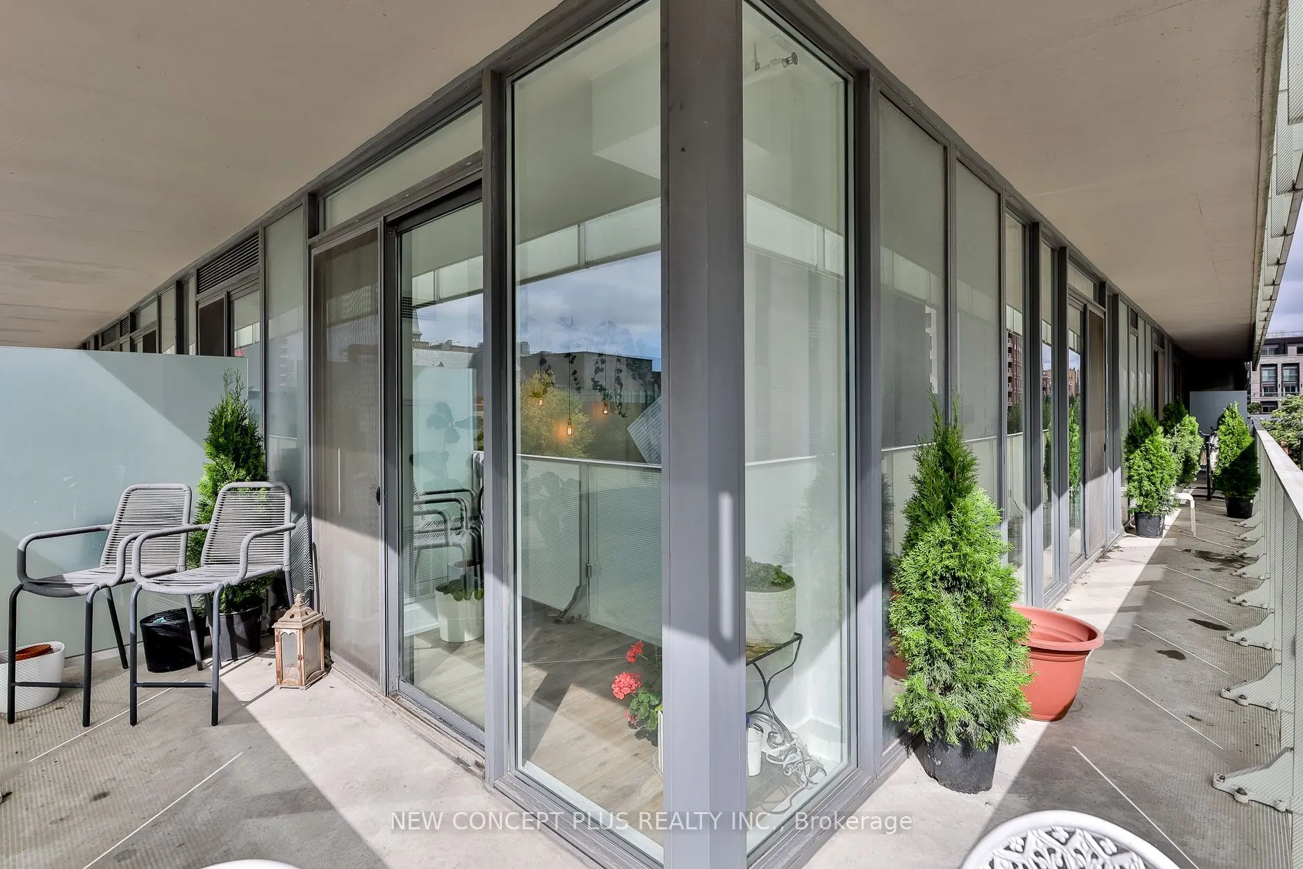 200 Bloor Street W #405