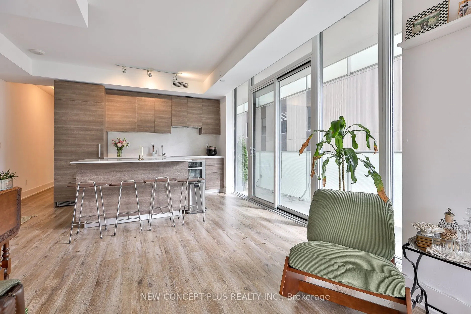200 Bloor Street W #405