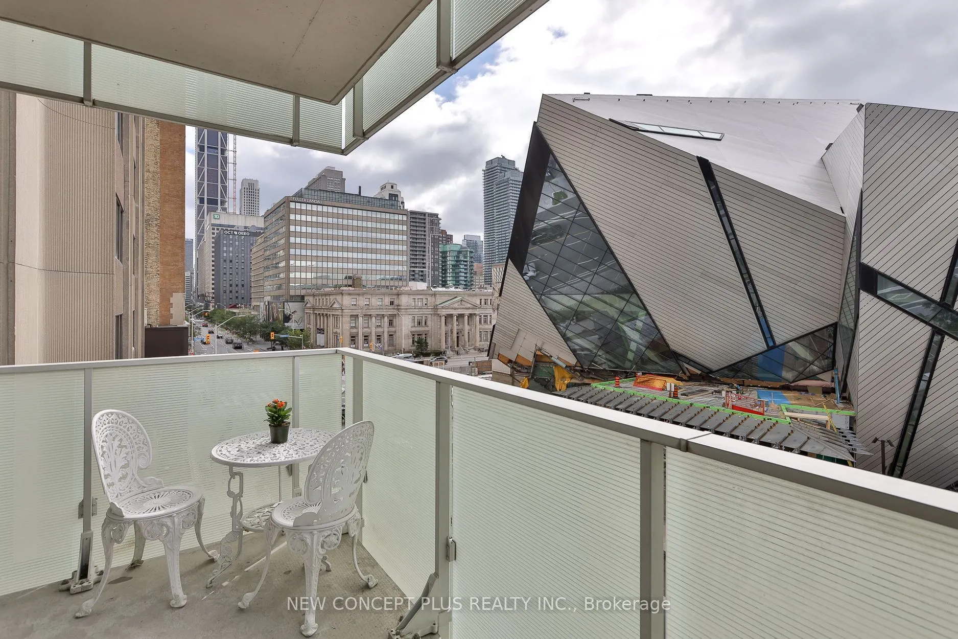 200 Bloor Street W #405