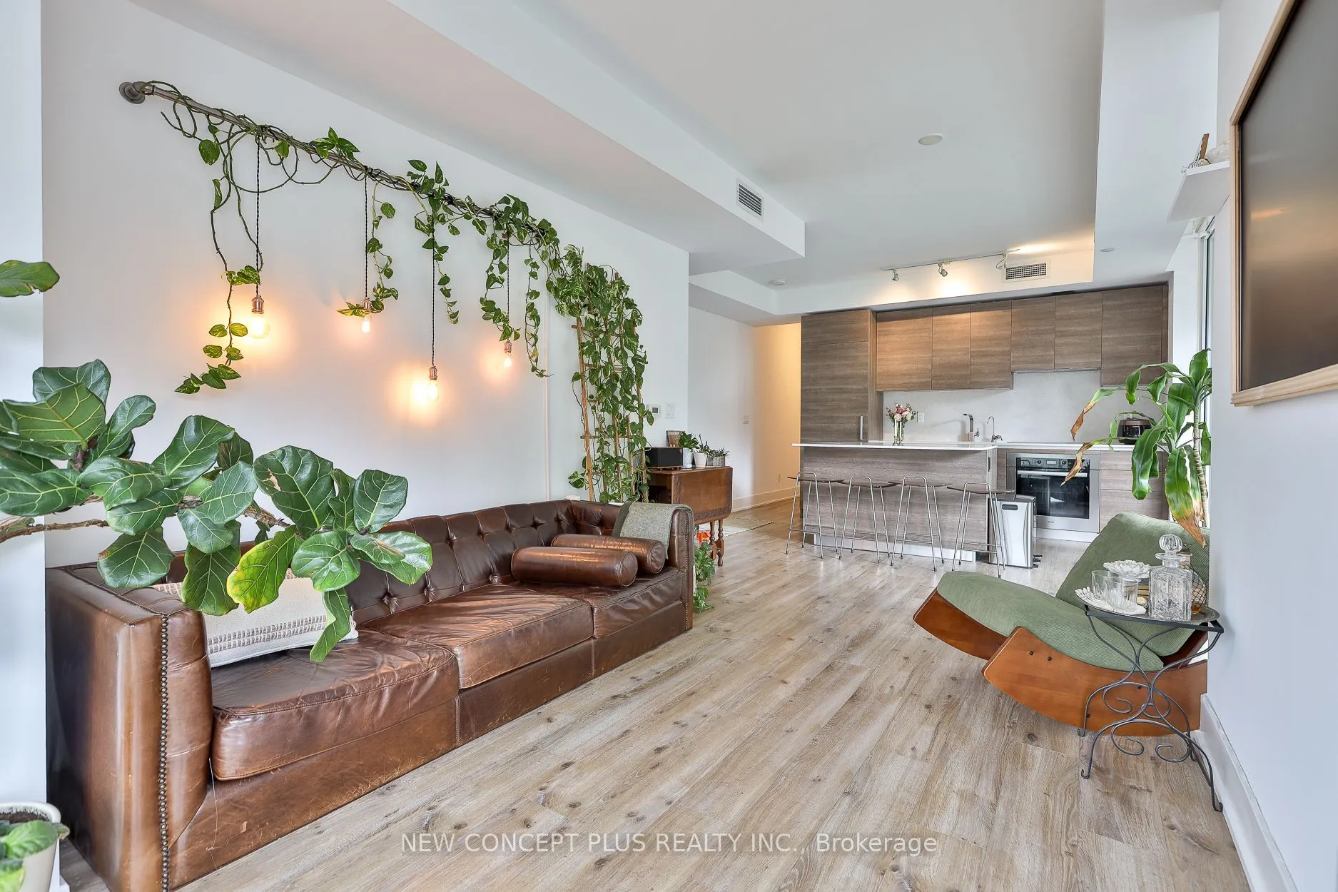 200 Bloor Street W #405