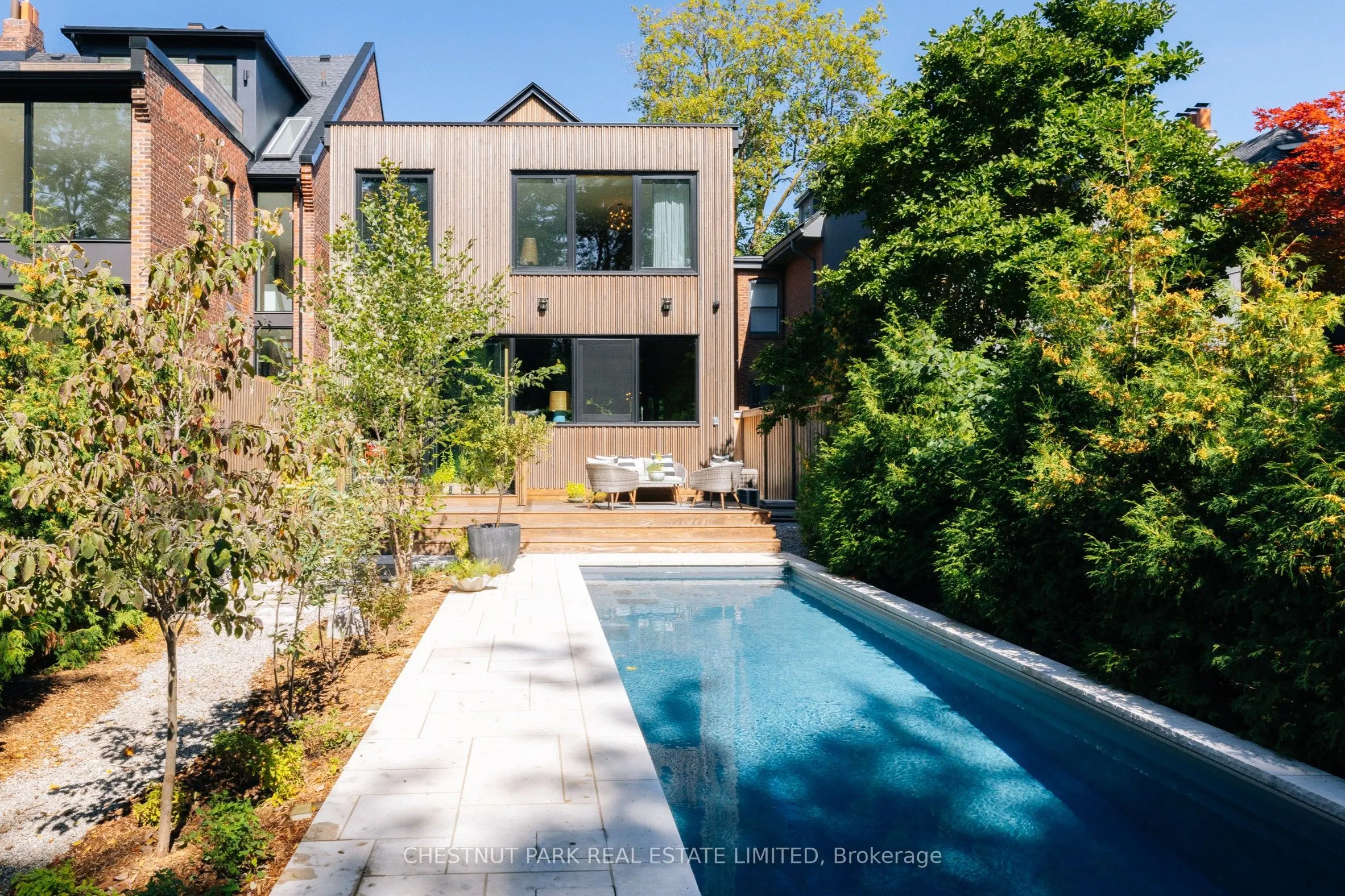 149 Roxborough Street E