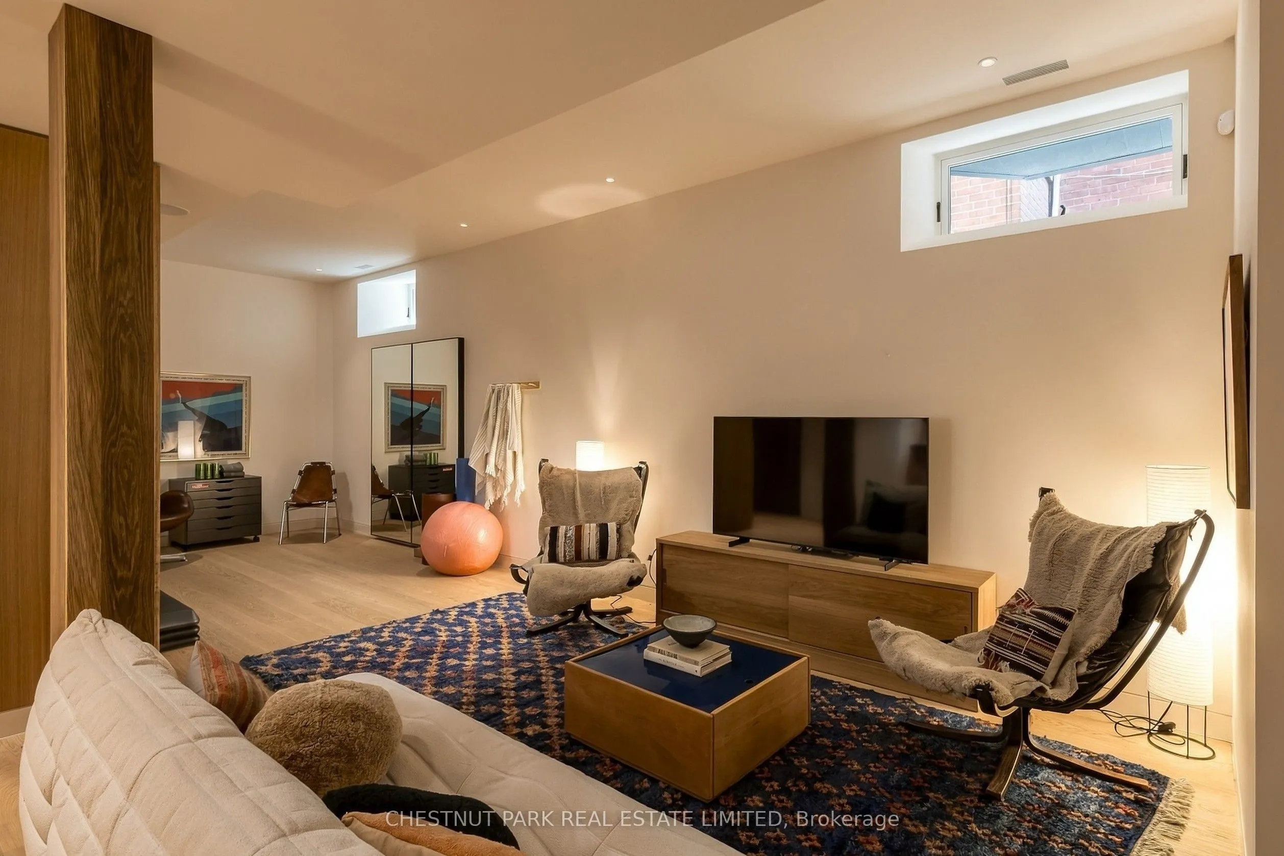 149 Roxborough Street E